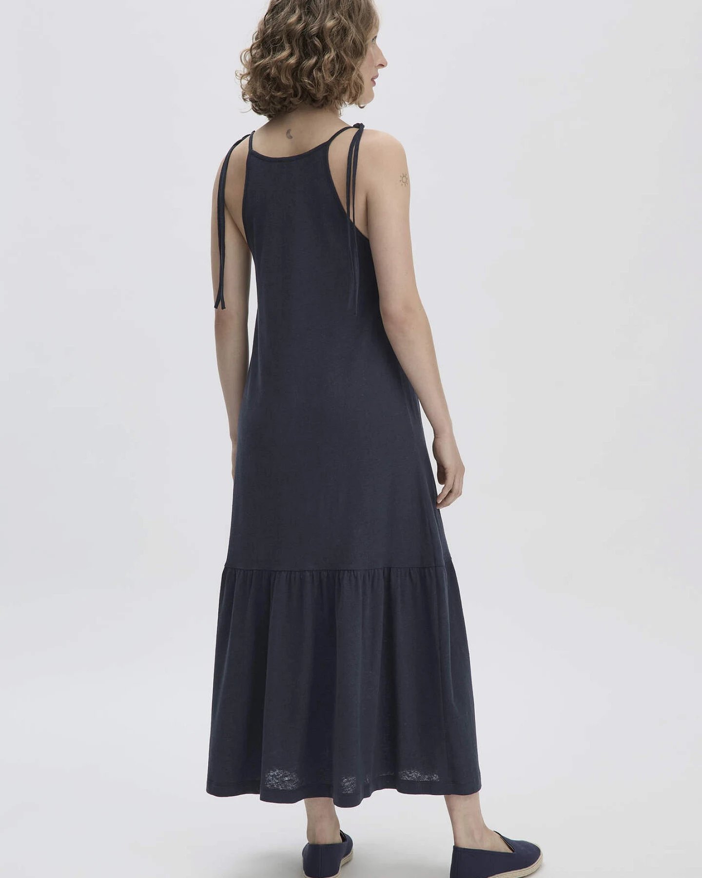 hessnatur Damen Jersey Kleid Midi Relaxed aus Leinen und Bio-Baumwolle - blau - Größe 46 – Ansicht 2