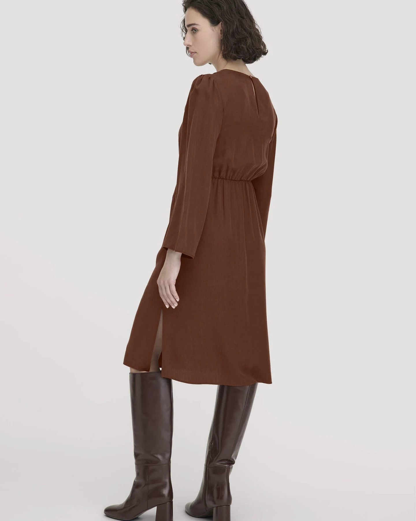 hessnatur Damen Kleid Kniebedeckend aus TENCEL™ Lyocell - braun - Größe 46 – Ansicht 2