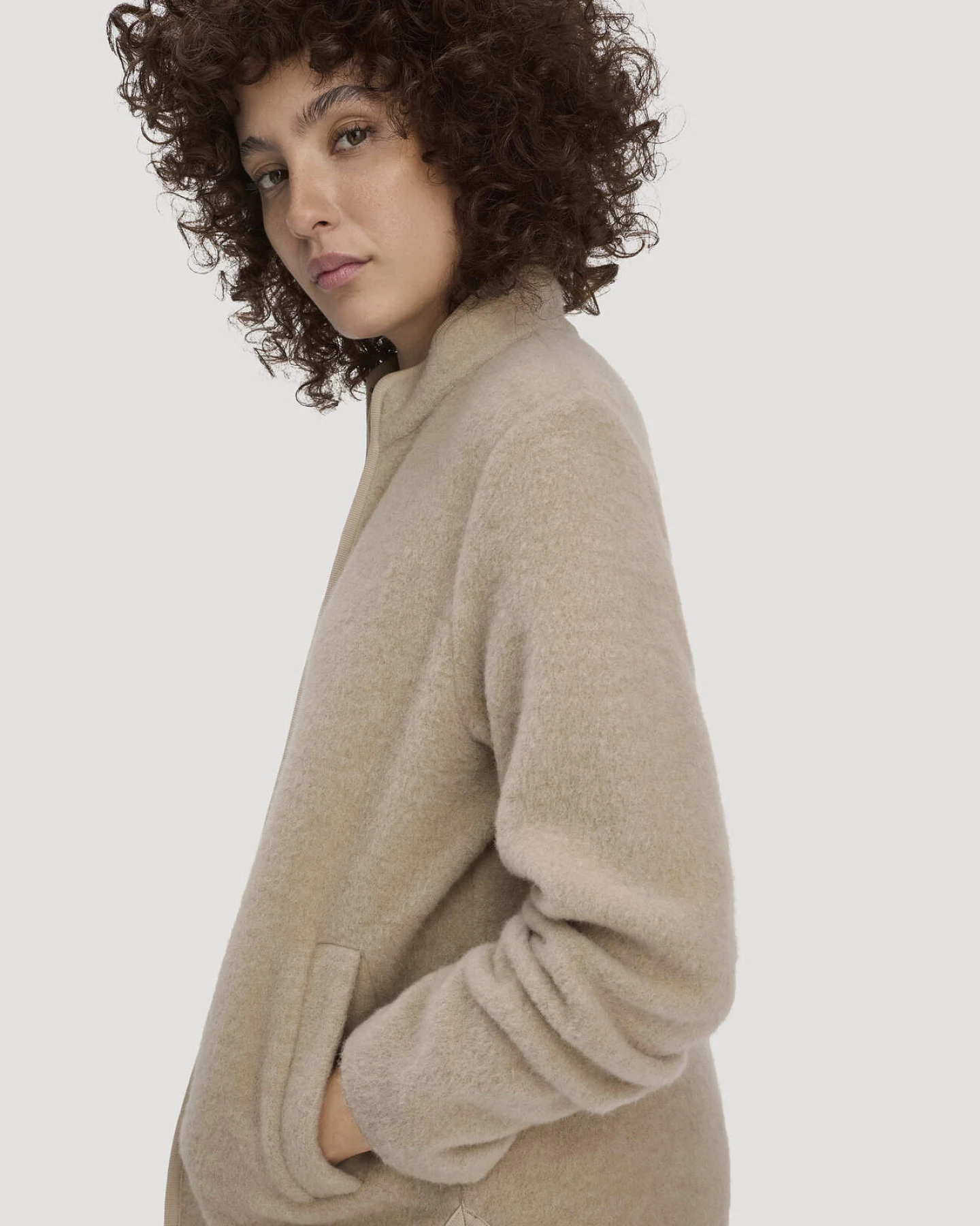 hessnatur Damen Wollfleece Jacke Regular aus Bio-Merinowolle - beige - Größe S – Ansicht 4