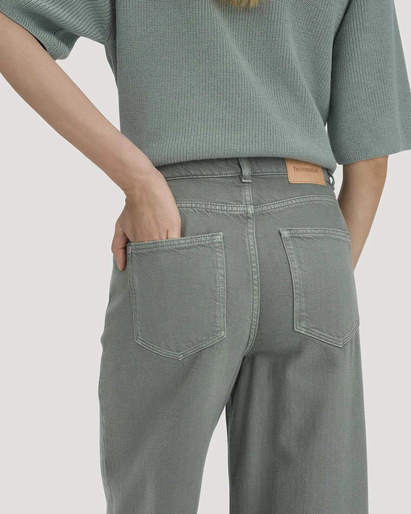hessnatur Damen Jeans VONNA Super Wide Leg aus Bio-Baumwolle mit TENCEL™ Lyocell - grün - Größe 31/34 – Ansicht 3