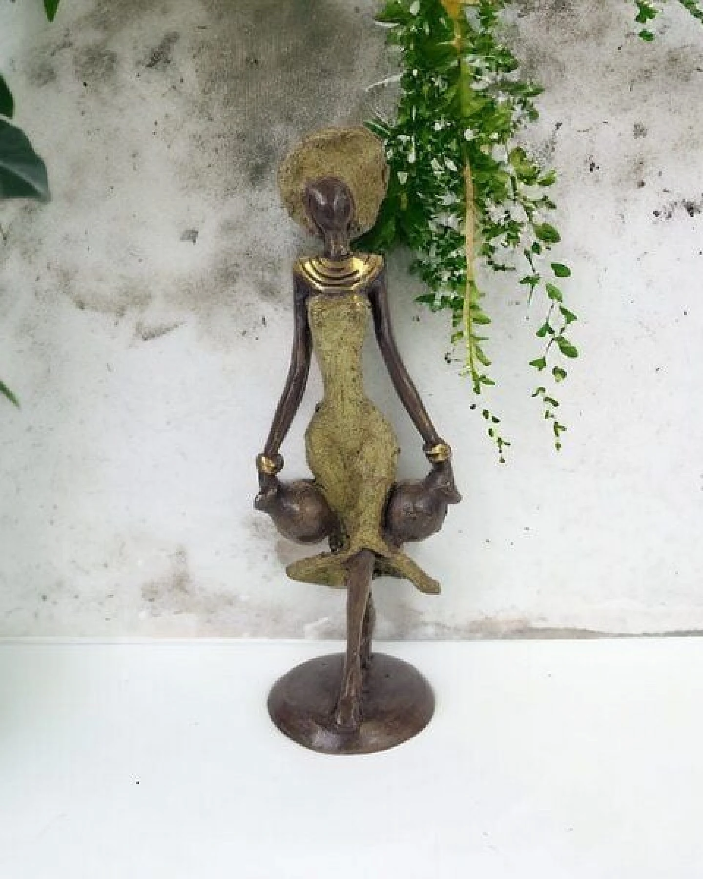 Moogoo Creative Africa Bronze-Skulptur "Frau mit zwei Amphoren" by Soré – Ansicht 2