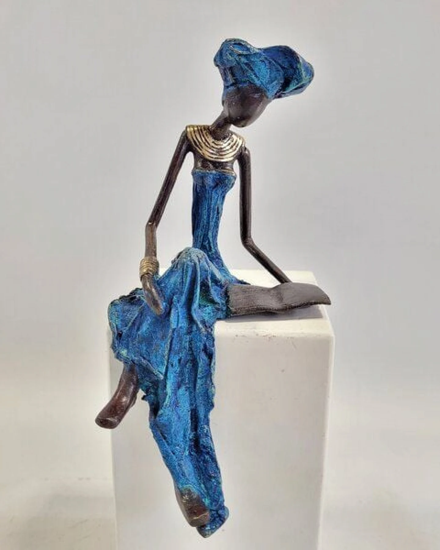 Moogoo Creative Africa Bronze-Skulptur "Lesende Frau" by Hamed Nikiema 28 cm – Ansicht 2