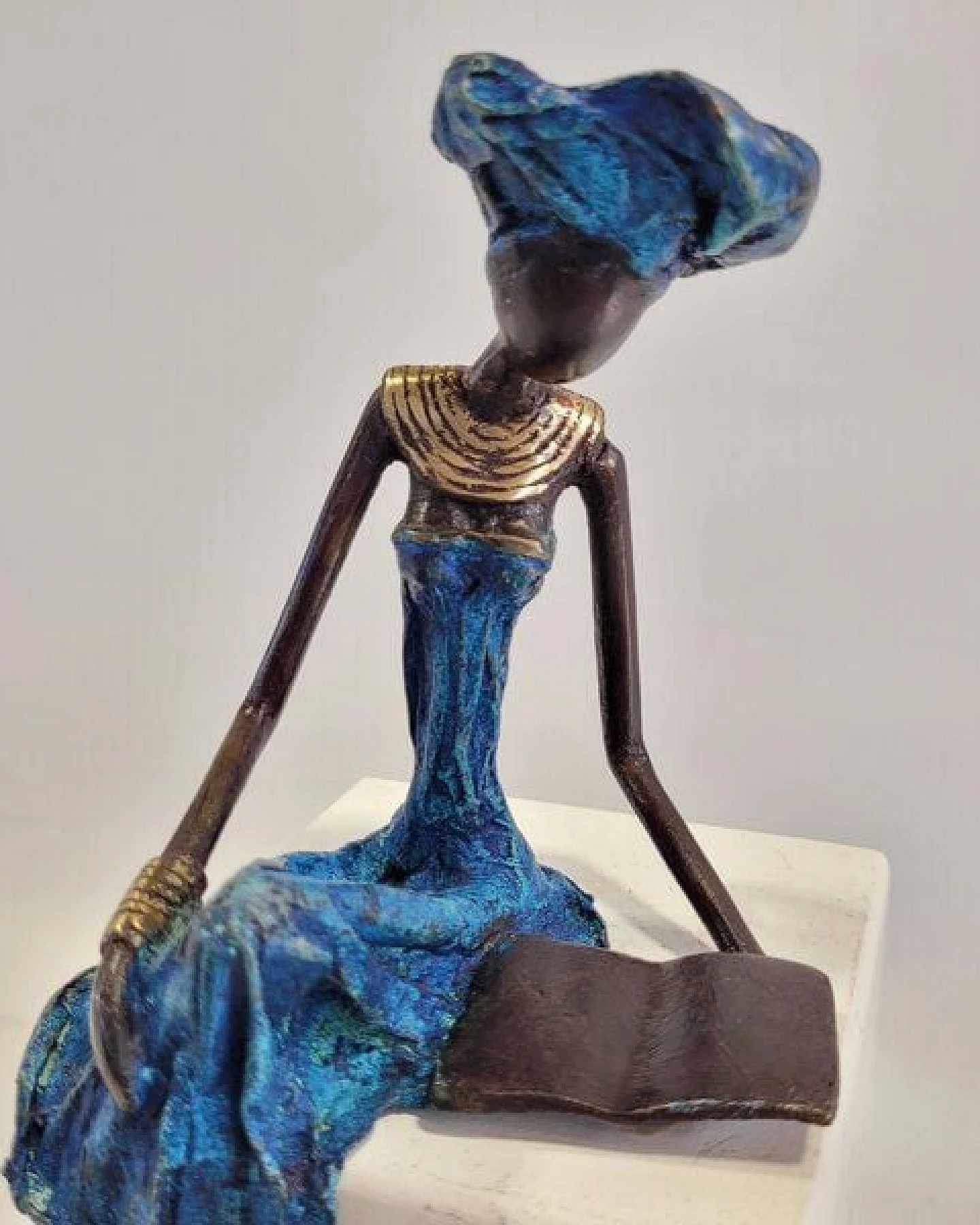 Moogoo Creative Africa Bronze-Skulptur "Lesende Frau" by Hamed Nikiema 28 cm – Ansicht 4