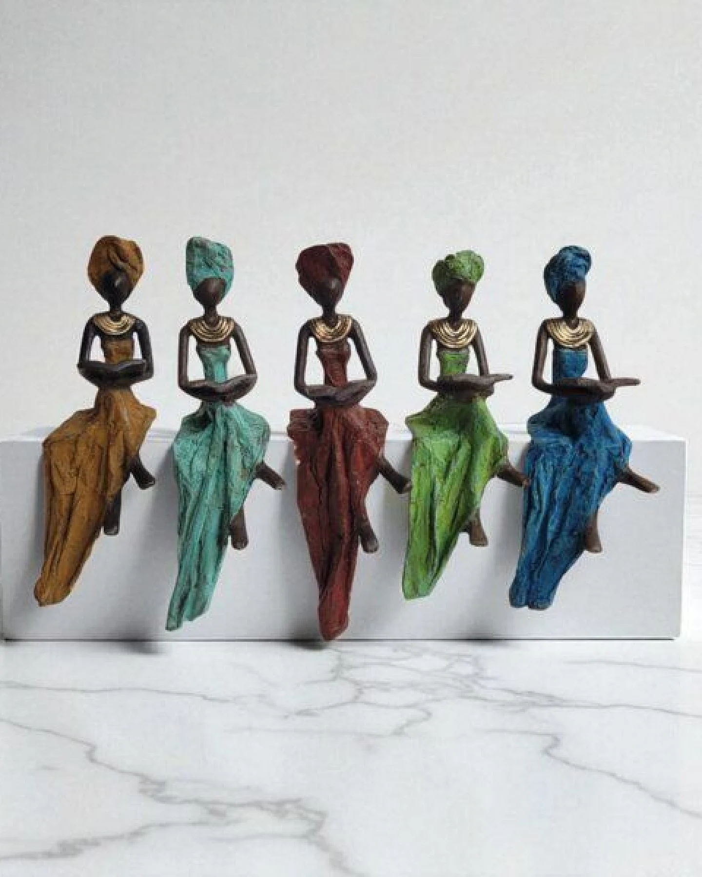 Moogoo Creative Africa Bronze-Skulptur "Lesende Frau" by Hamed Nikiema 28 cm – Ansicht 2