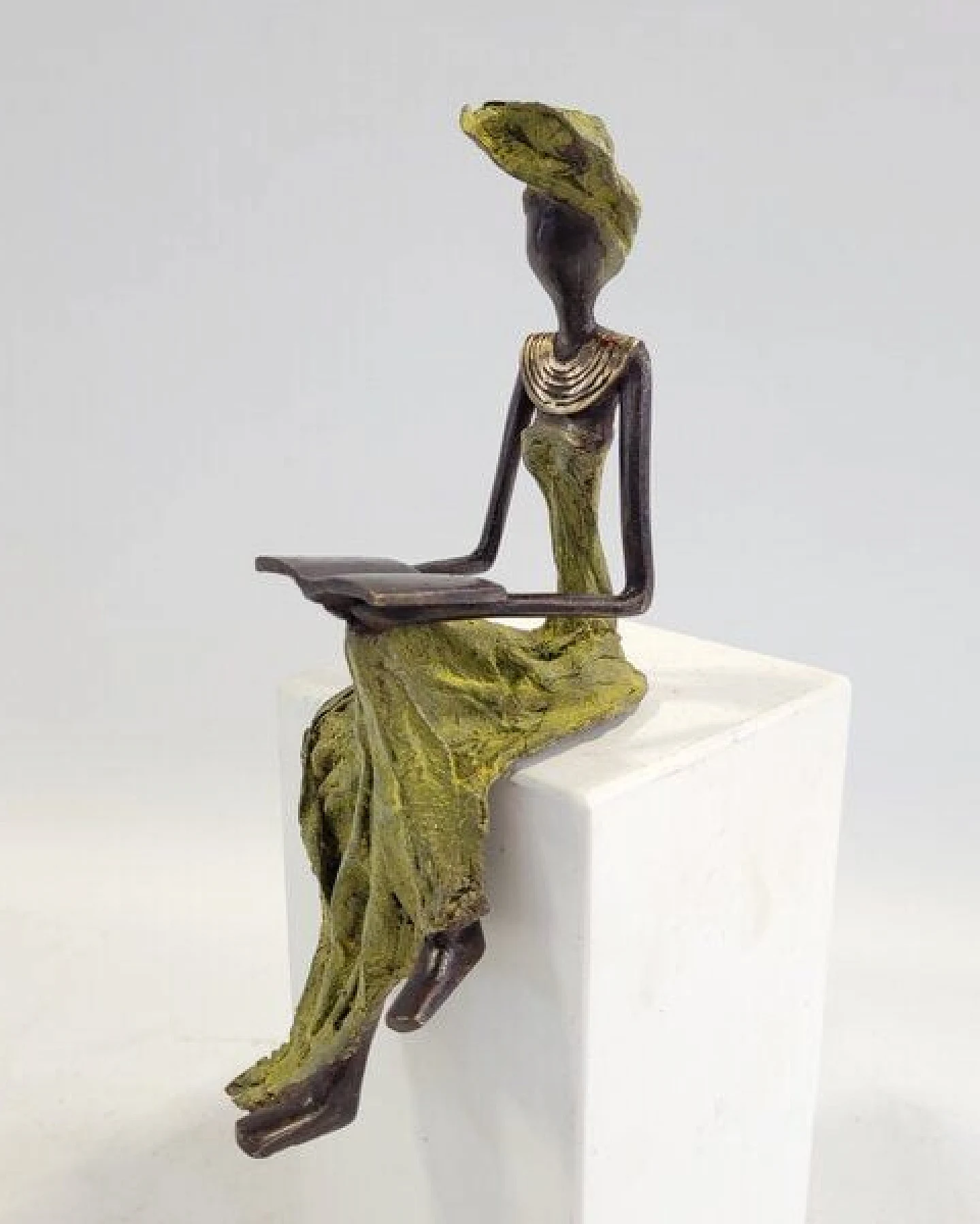 Moogoo Creative Africa Bronze-Skulptur "Lesende Frau" by Hamed Nikiema 28 cm – Ansicht 4