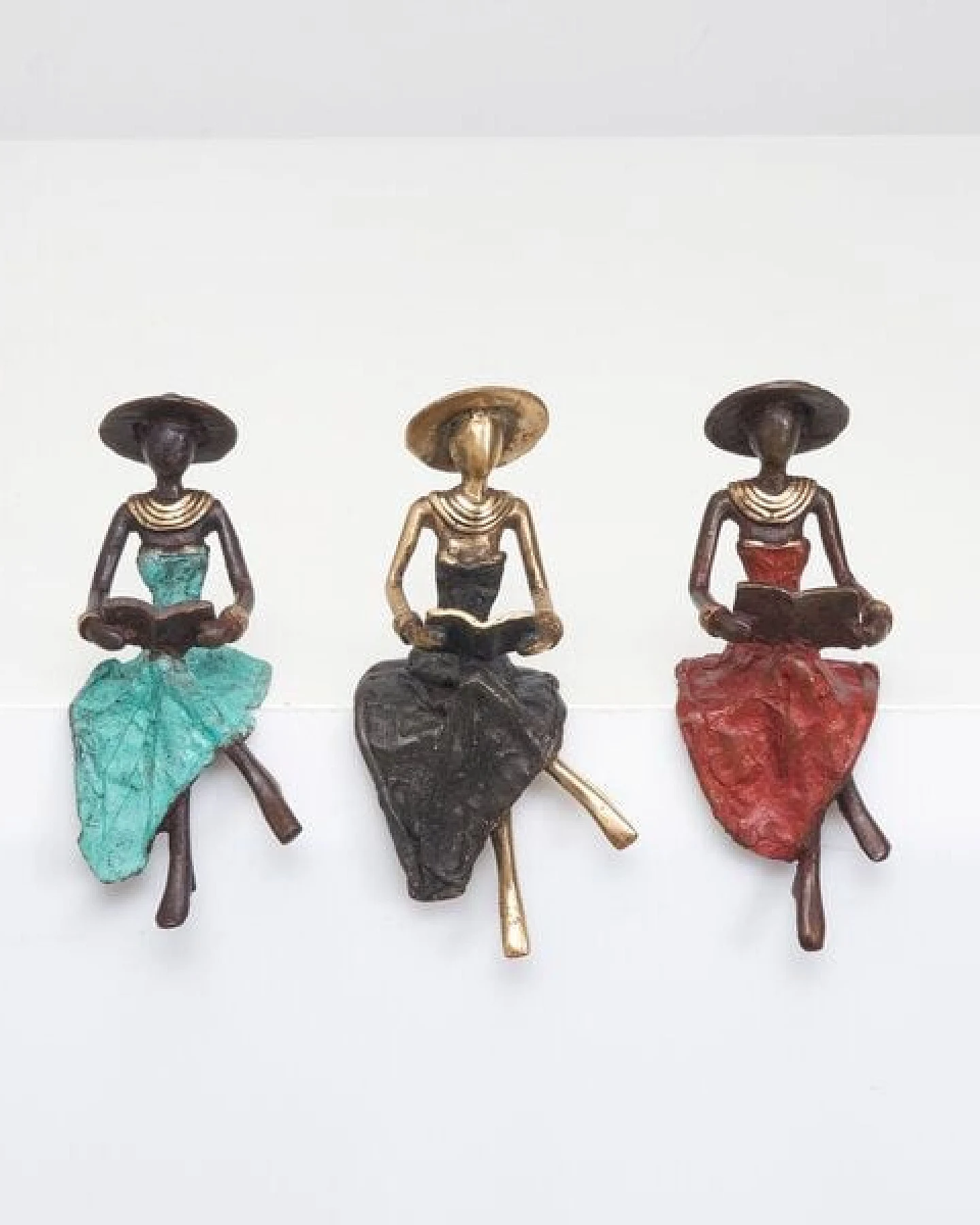 Moogoo Creative Africa Bronze-Skulptur "Lesende Frau mit Hut " by Soré – Ansicht 2
