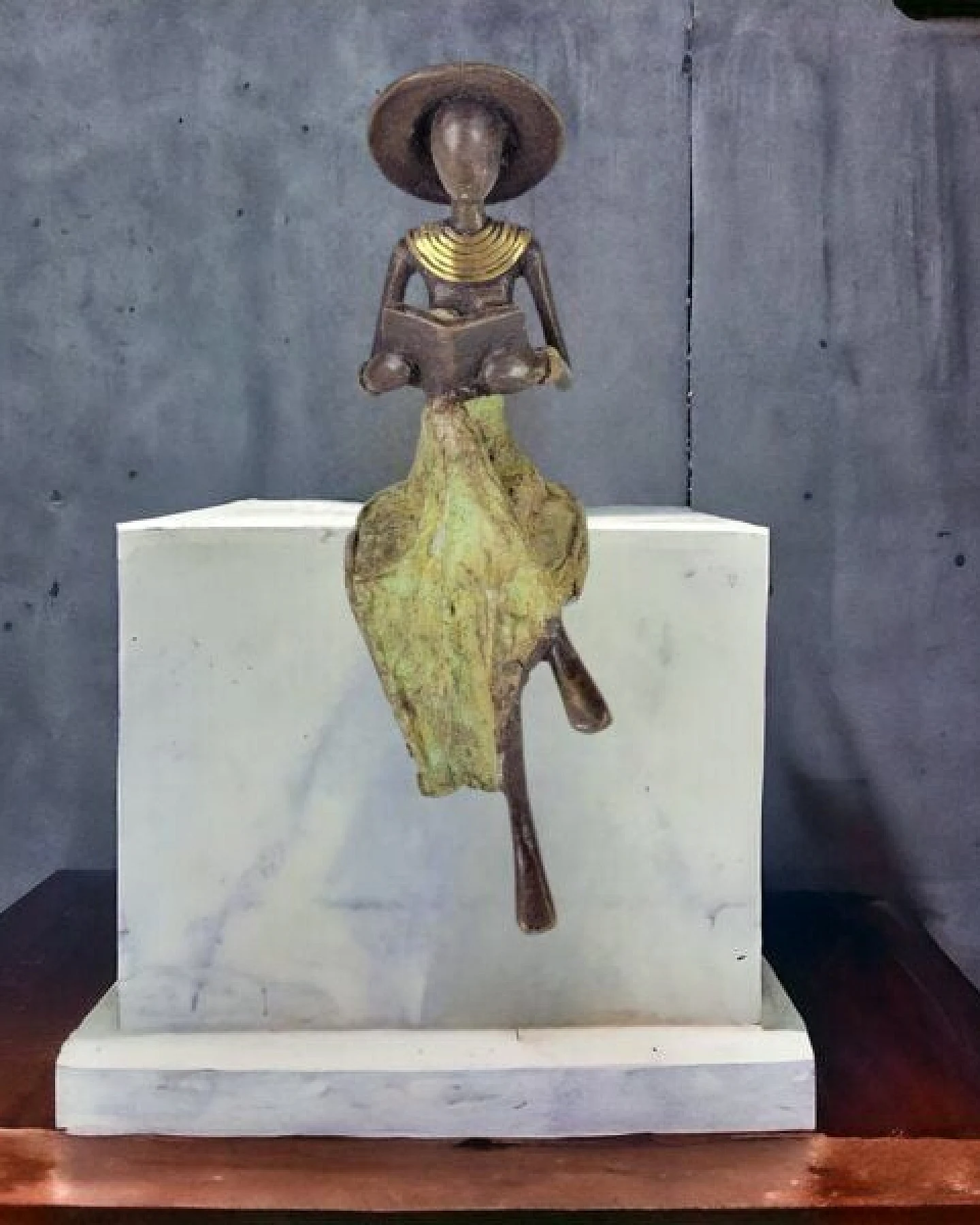 Moogoo Creative Africa Bronze-Skulptur "Lesende Frau mit Hut " by Soré – Ansicht 3