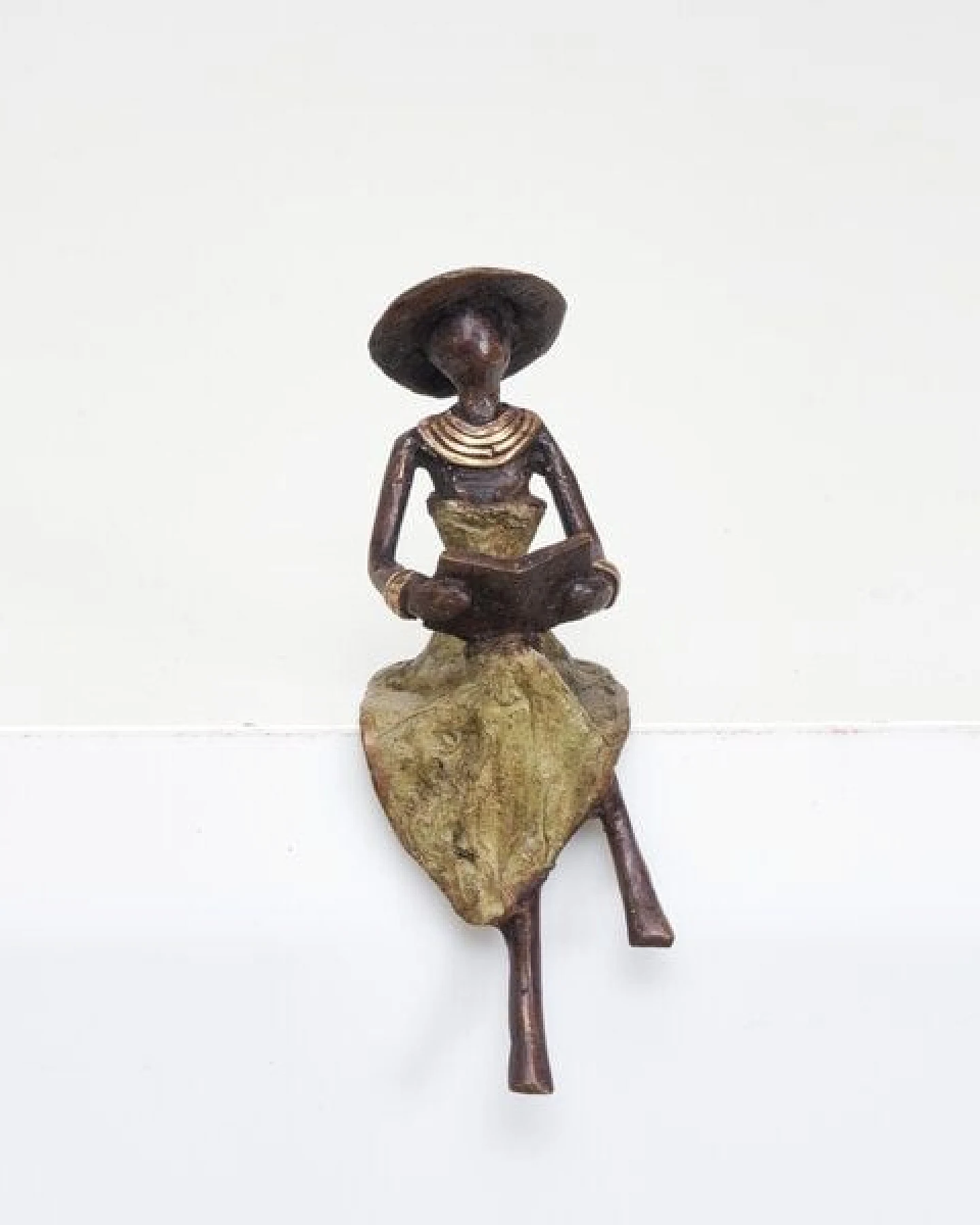 Moogoo Creative Africa Bronze-Skulptur "Lesende Frau mit Hut " by Soré – Ansicht 3