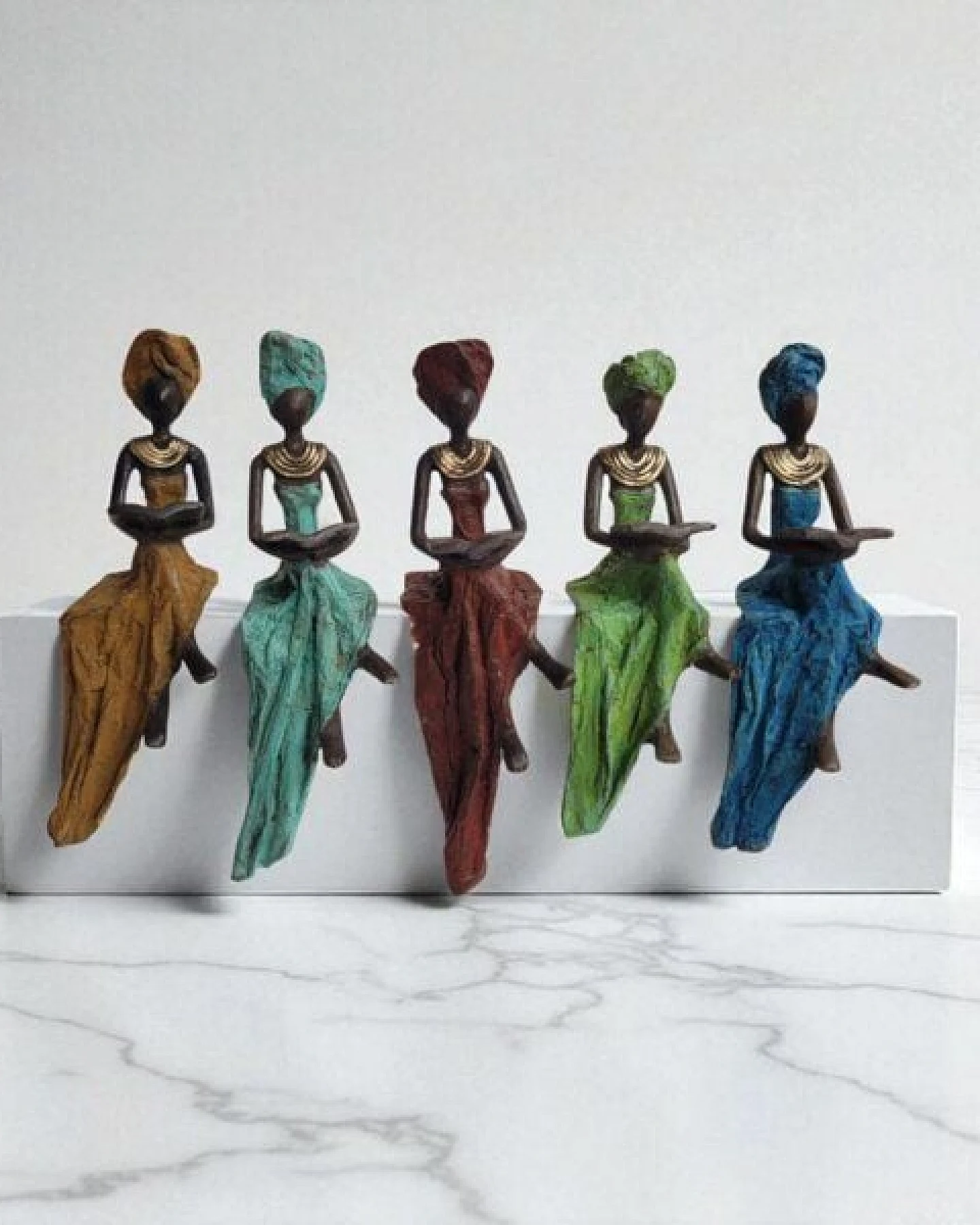 Moogoo Creative Africa Bronze-Skulptur "Lesende Frau" by Hamed Nikiema 28 cm – Ansicht 2
