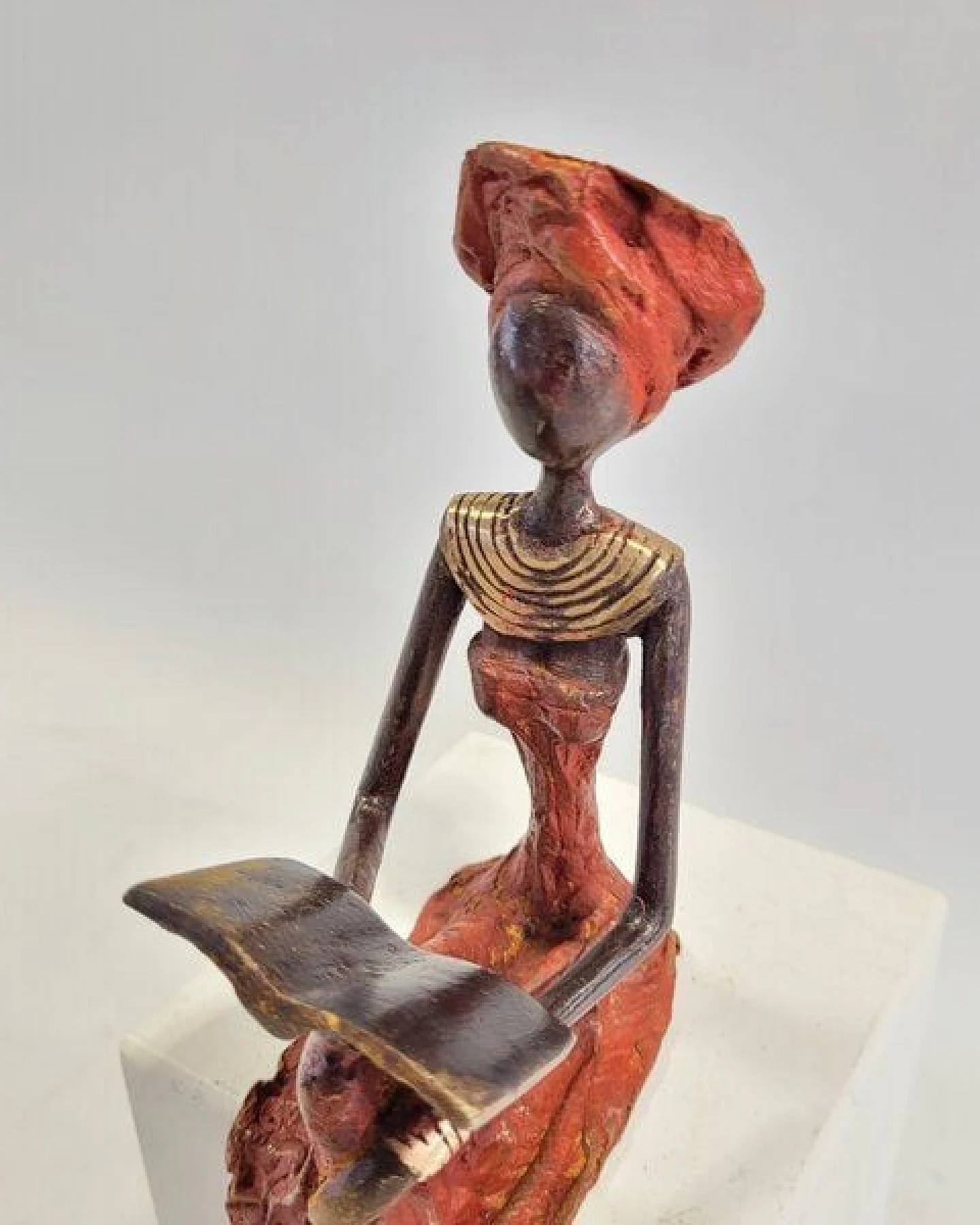 Moogoo Creative Africa Bronze-Skulptur "Lesende Frau" by Hamed Nikiema 28 cm – Ansicht 4