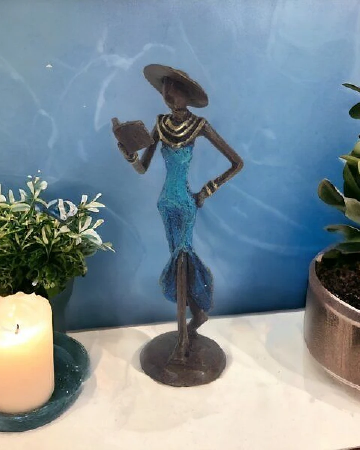 Moogoo Creative Africa Bronze-Skulptur "Femme avec livre et chapeau" by Soré