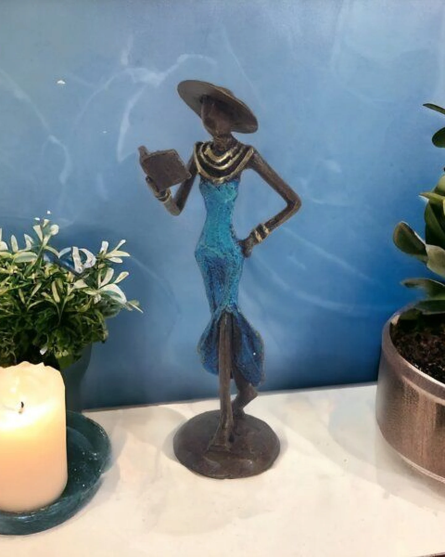 Moogoo Creative Africa Bronze-Skulptur "Femme avec livre et chapeau" by Soré – Ansicht 2