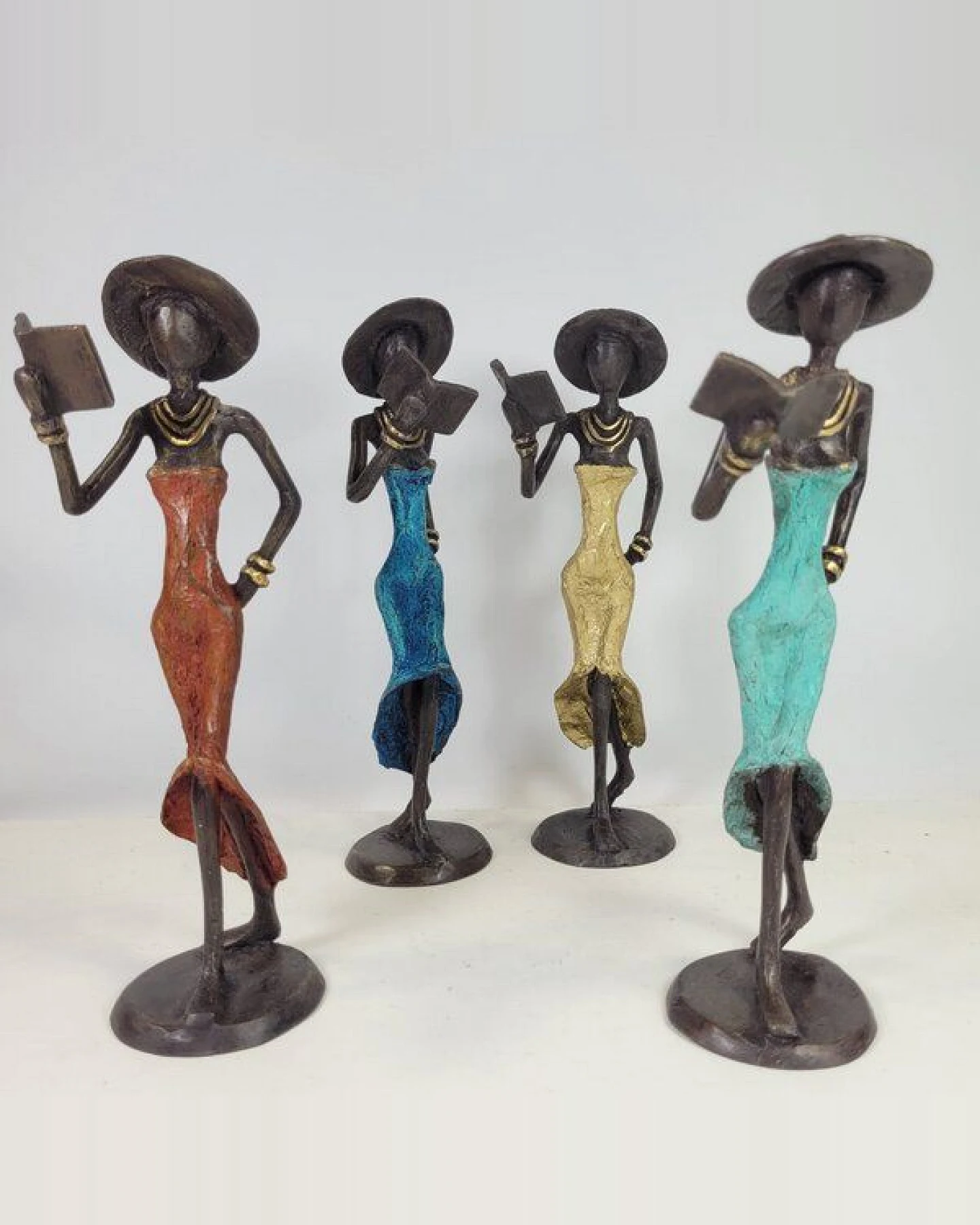 Moogoo Creative Africa Bronze-Skulptur "Femme avec livre et chapeau" by Soré – Ansicht 3