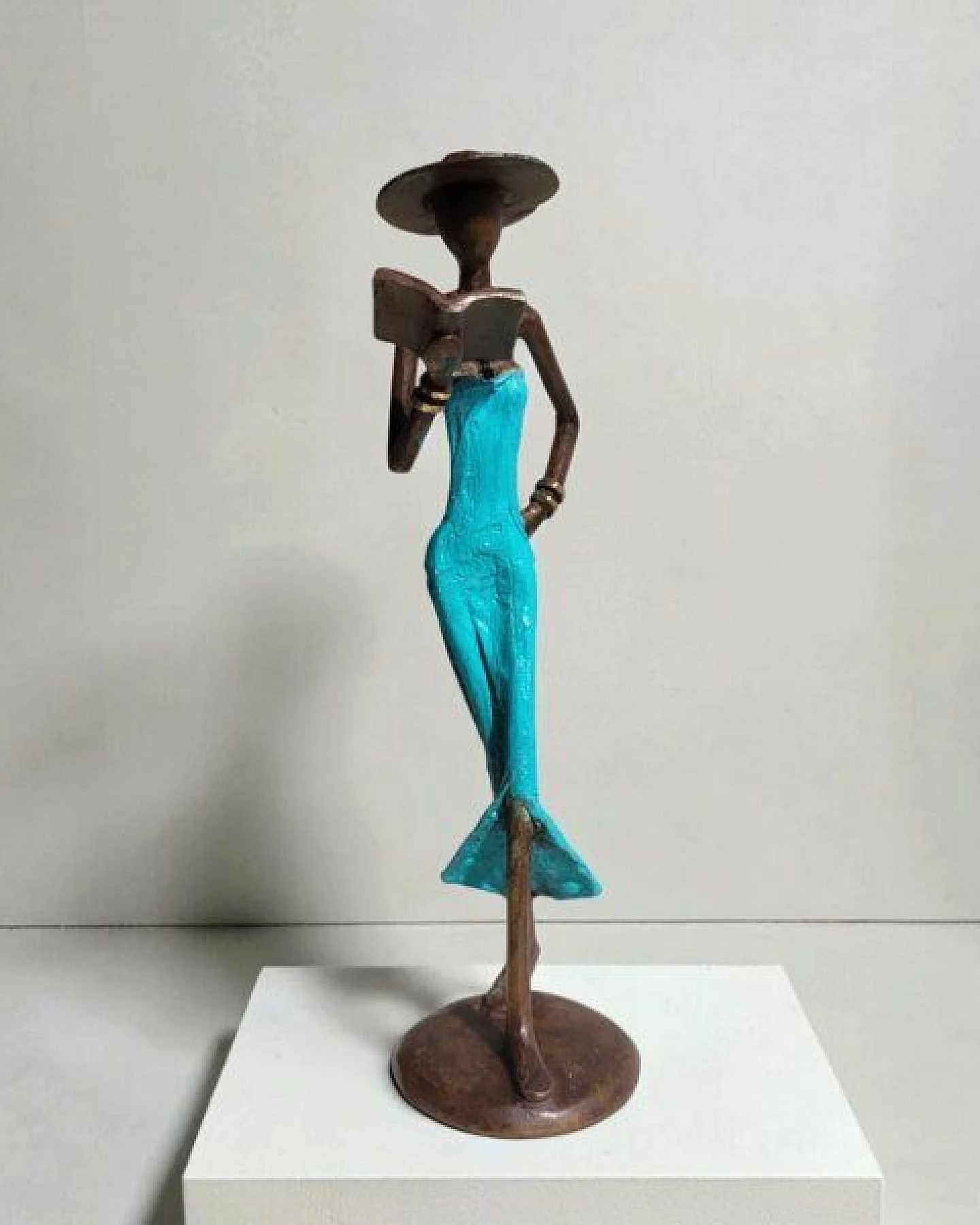 Moogoo Creative Africa Bronze-Skulptur "Femme avec livre et chapeau" by Soré – Ansicht 2