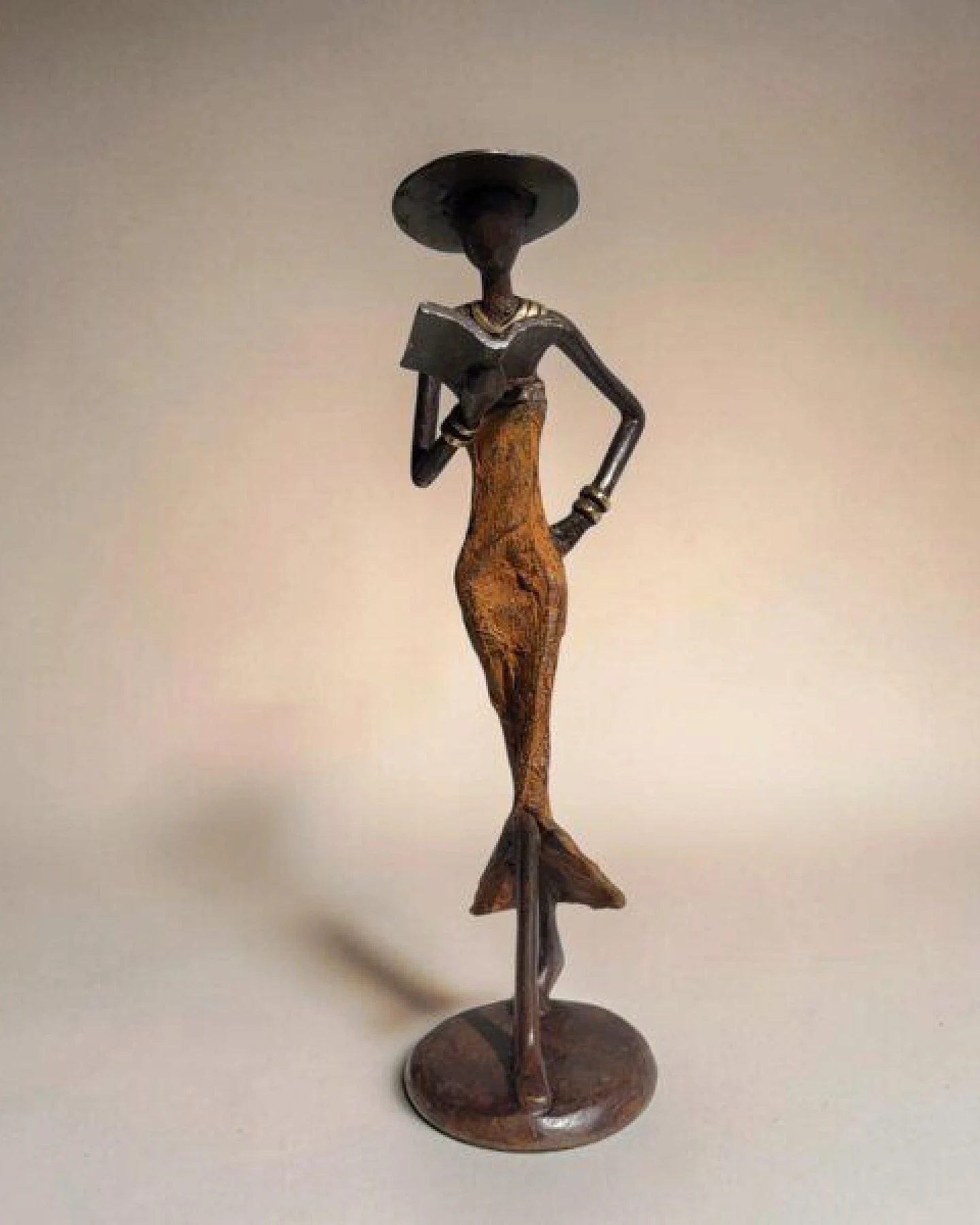 Moogoo Creative Africa Bronze-Skulptur "Femme avec livre et chapeau" by Soré – Ansicht 2