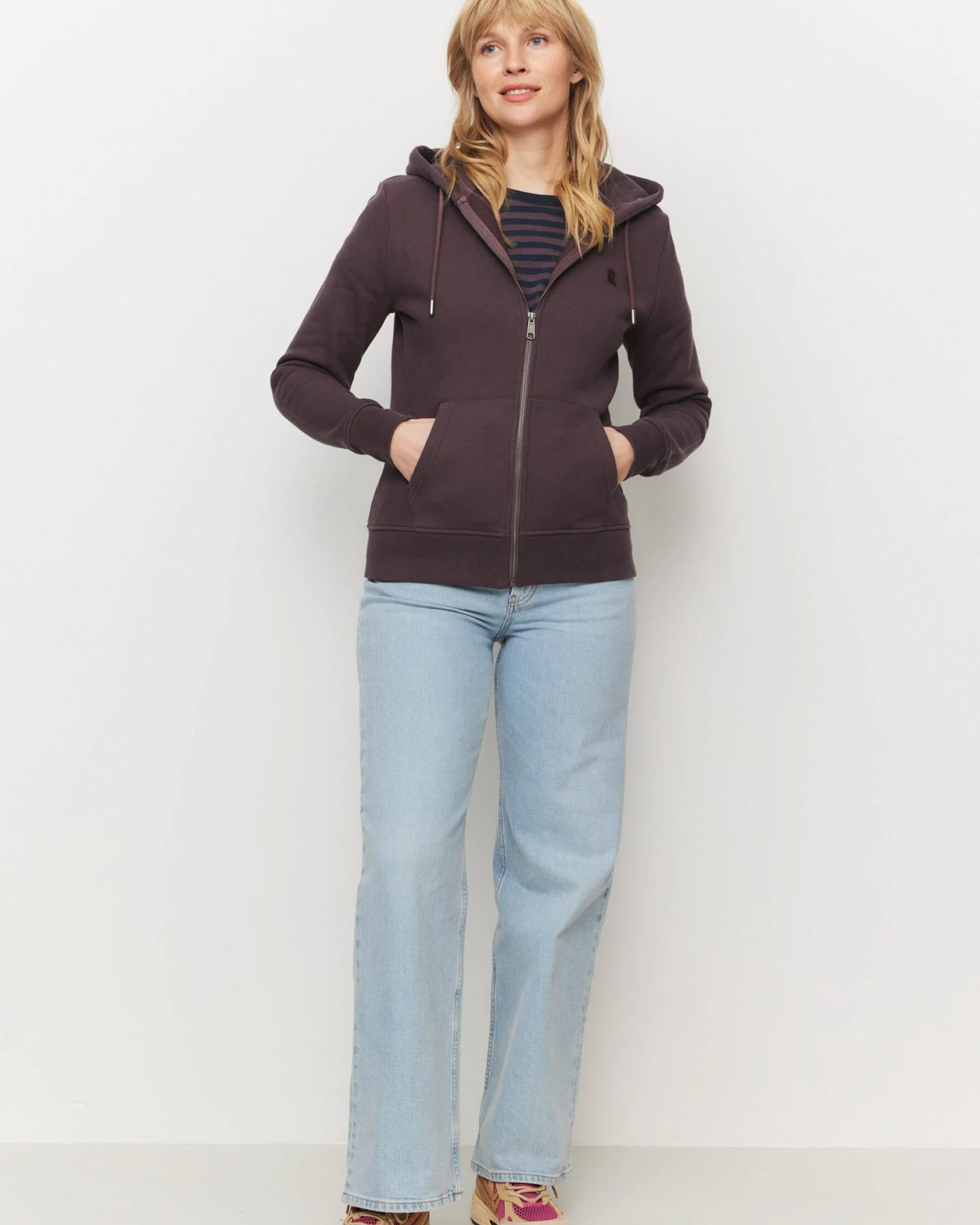 Recolution Damen vegan Sweatjacke Dahlia In Dark Grape – Ansicht 2