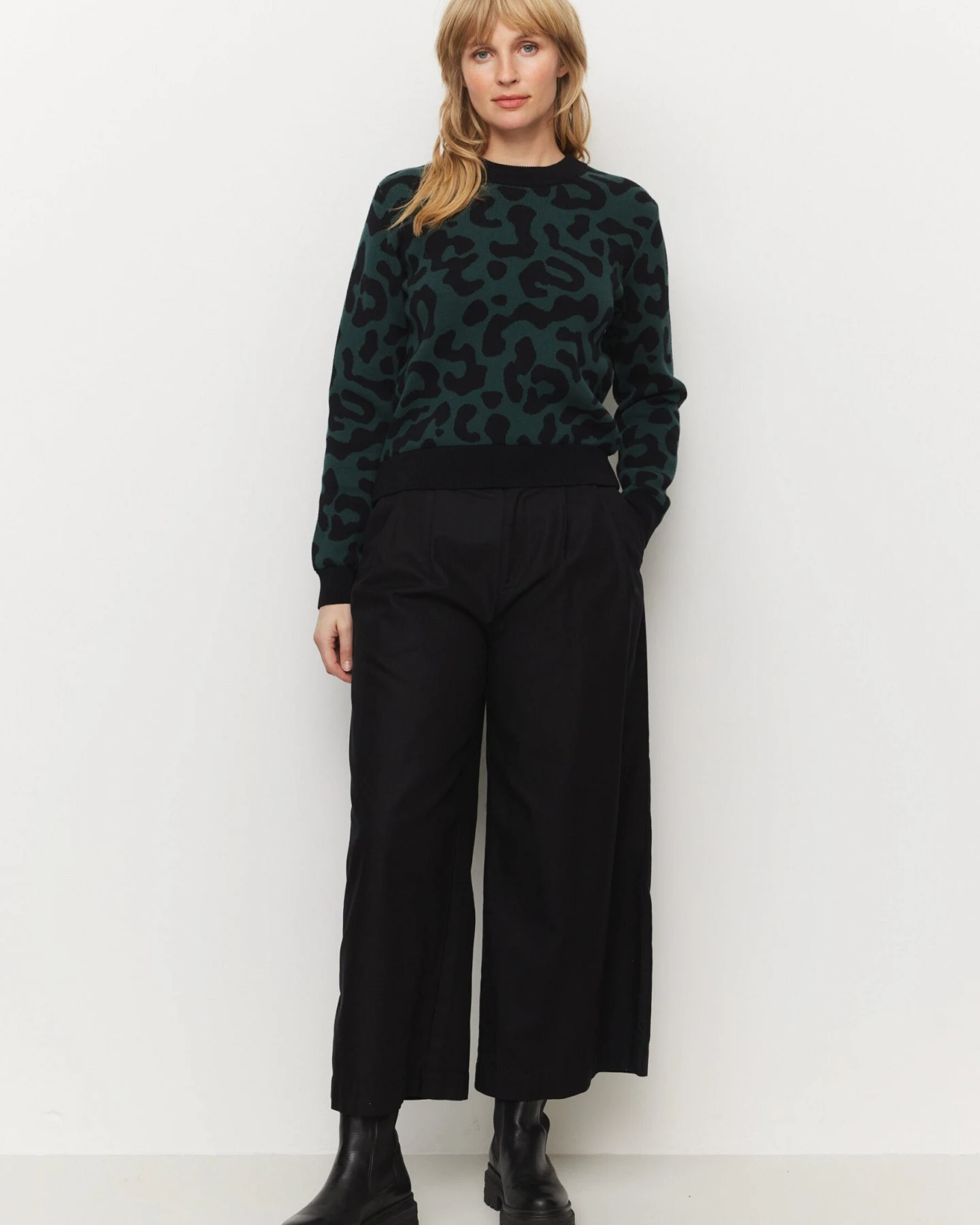 Recolution Damen vegan Pullover Pistia Leo Dunkelgrün – Ansicht 2