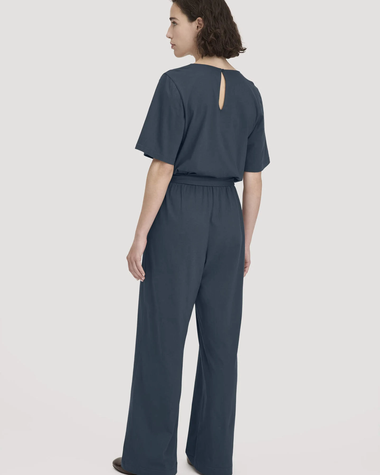 hessnatur Damen Jersey Overall Relaxed aus Bio-Baumwolle - blau - Größe 38 – Ansicht 2