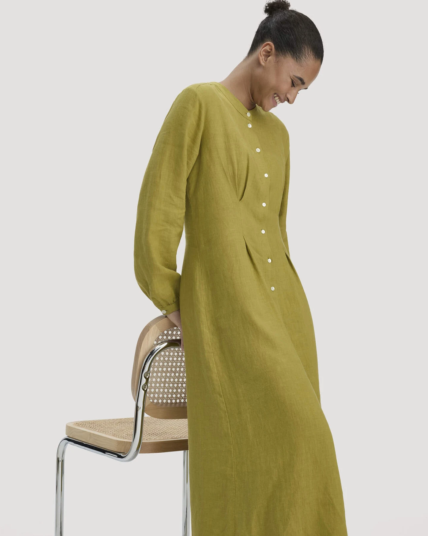 hessnatur Damen Hemdblusenkleid mit Taillierung Maxi aus Bio-Baumwolle mit Leinen - grün - Größe 48 – Ansicht 4