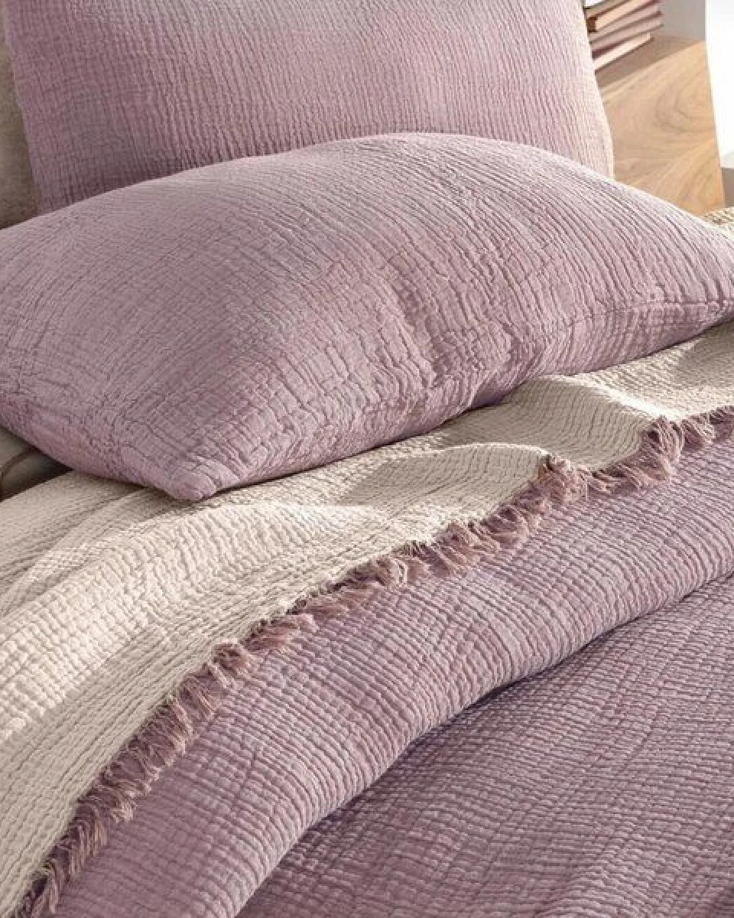 Sandiik Musselin Wohndecke Double Face in softem Lila & Beige – Ansicht 4