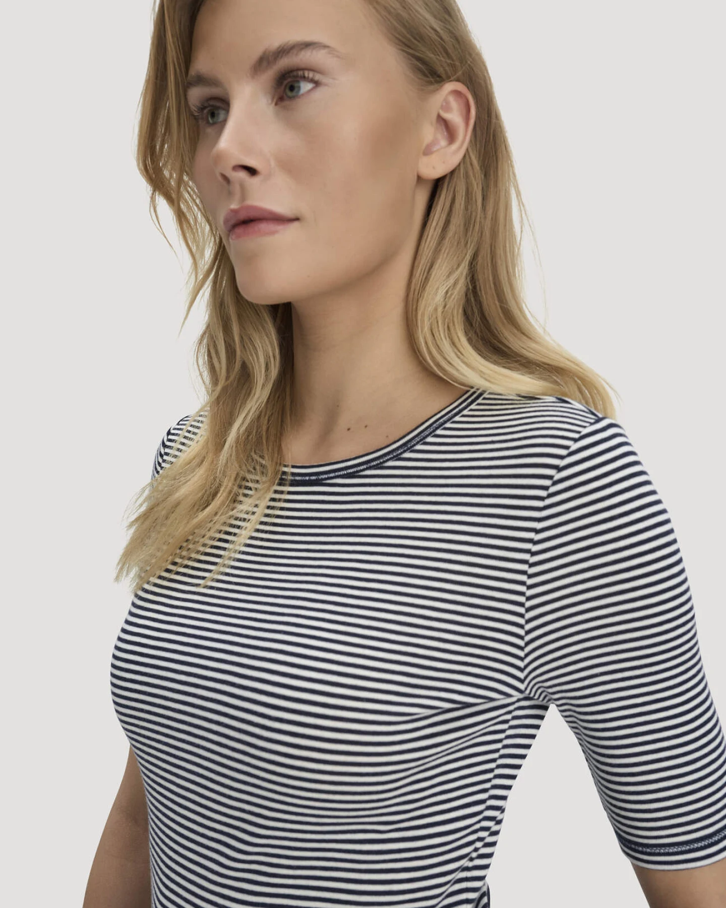 hessnatur Damen Softrib Streifen T-Shirt Fitted aus Bio-Baumwolle und TENCEL™ Modal - blau - Größe 48 – Ansicht 4