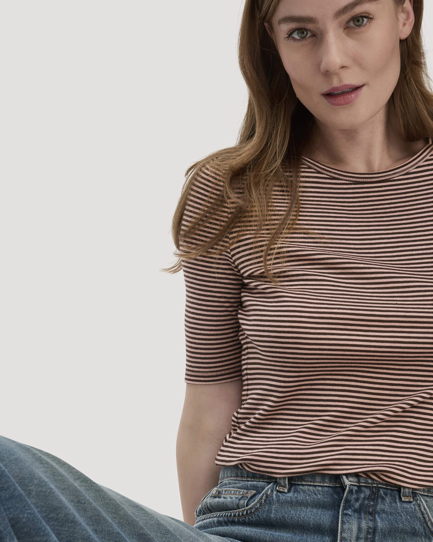 hessnatur Damen Softrib Streifen T-Shirt Fitted aus Bio-Baumwolle und TENCEL™ Modal - rosa - Größe 46 – Ansicht 4