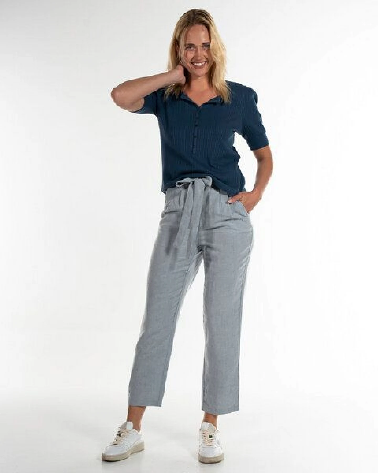 Alma & Lovis Knöchellange Paperbag-Hose aus Tencel und Leinen – Ansicht 2