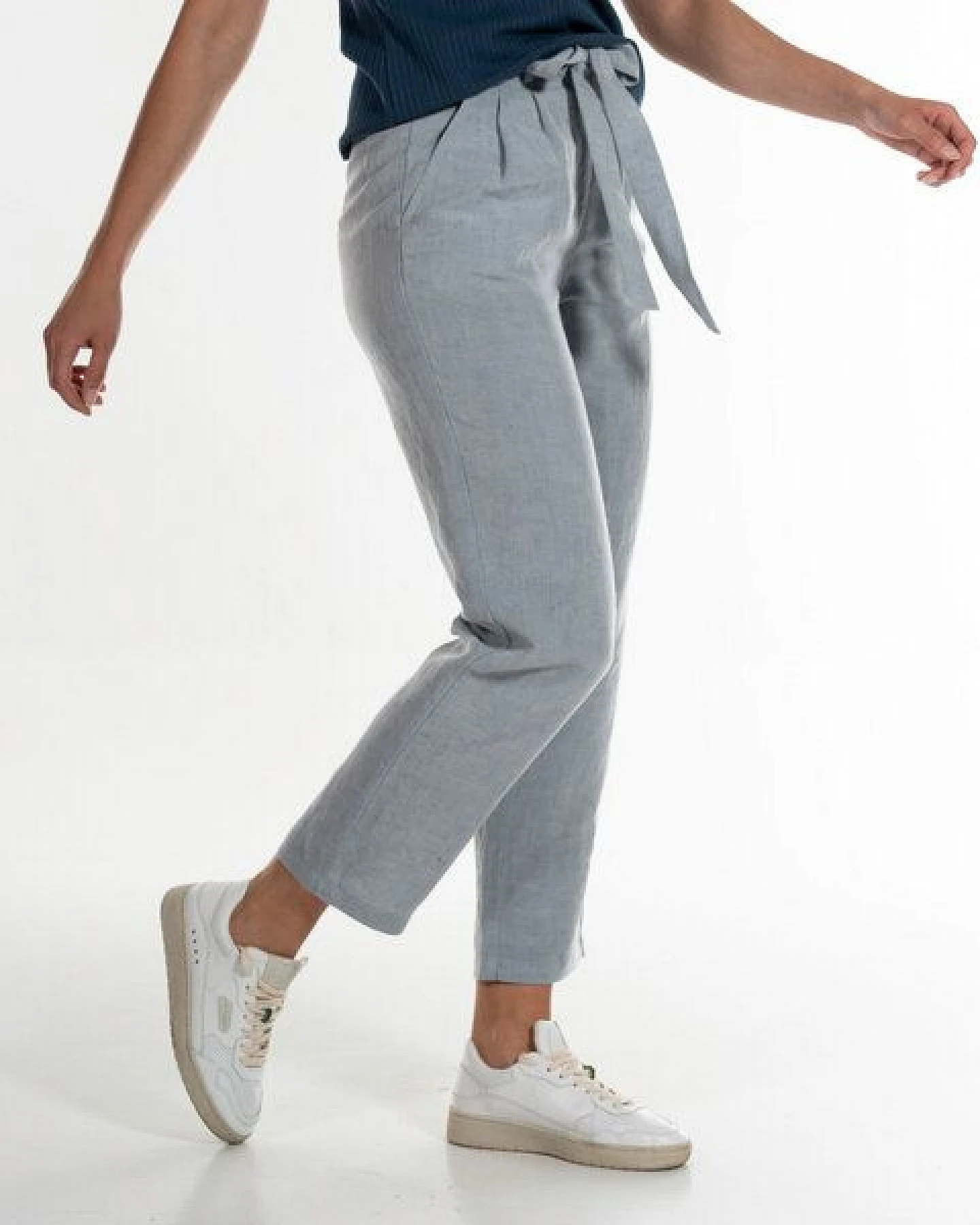 Alma & Lovis Knöchellange Paperbag-Hose aus Tencel und Leinen – Ansicht 4