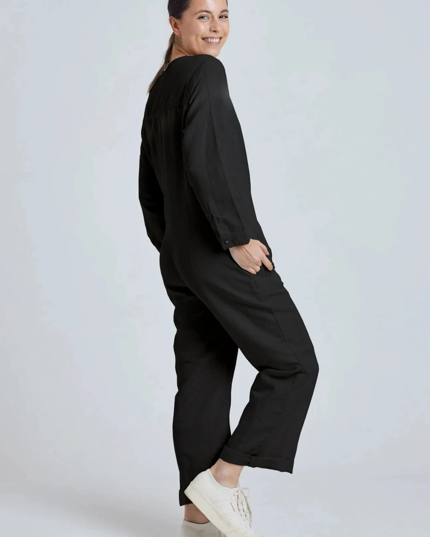 Flax and Loom Damen vegan Jumpsuit Clara Schwarz – Ansicht 2