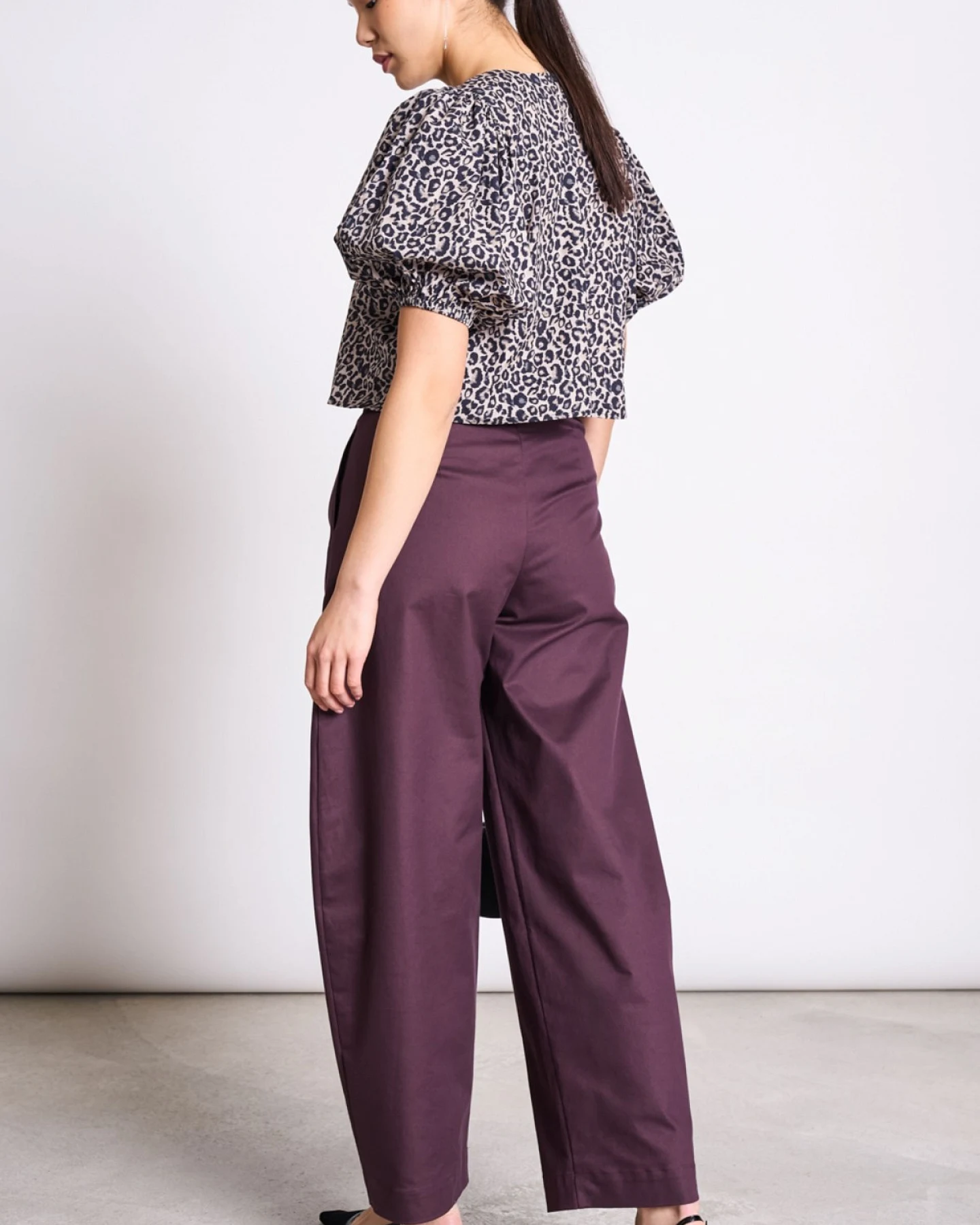 Bluse Cropped Olmos Leo Print Braun – Ansicht 3