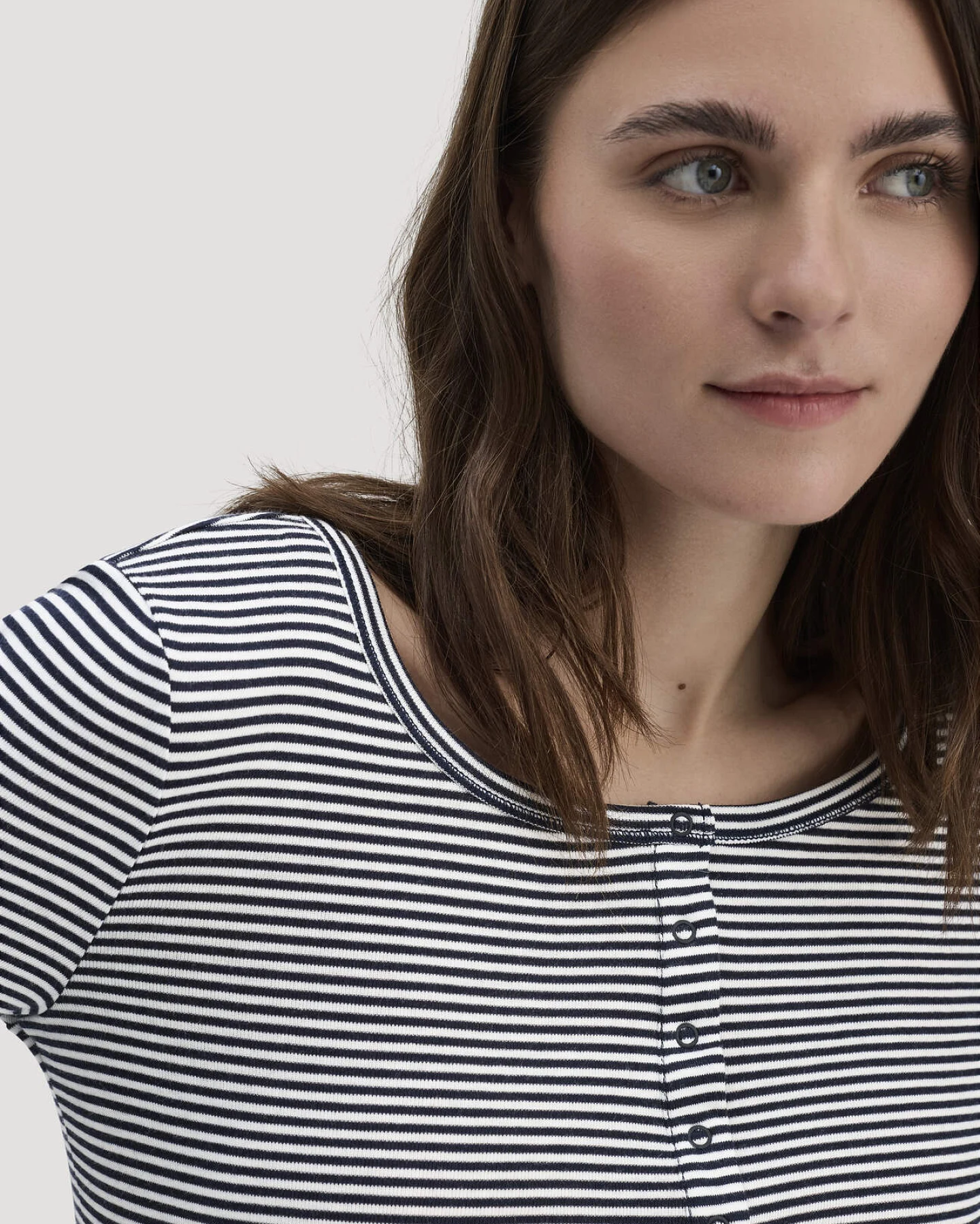 hessnatur Damen Softrib Longsleeve Streifen Henley Fitted aus Bio-Baumwolle und TENCEL™ Modal - blau - Größe 48 – Ansicht 4