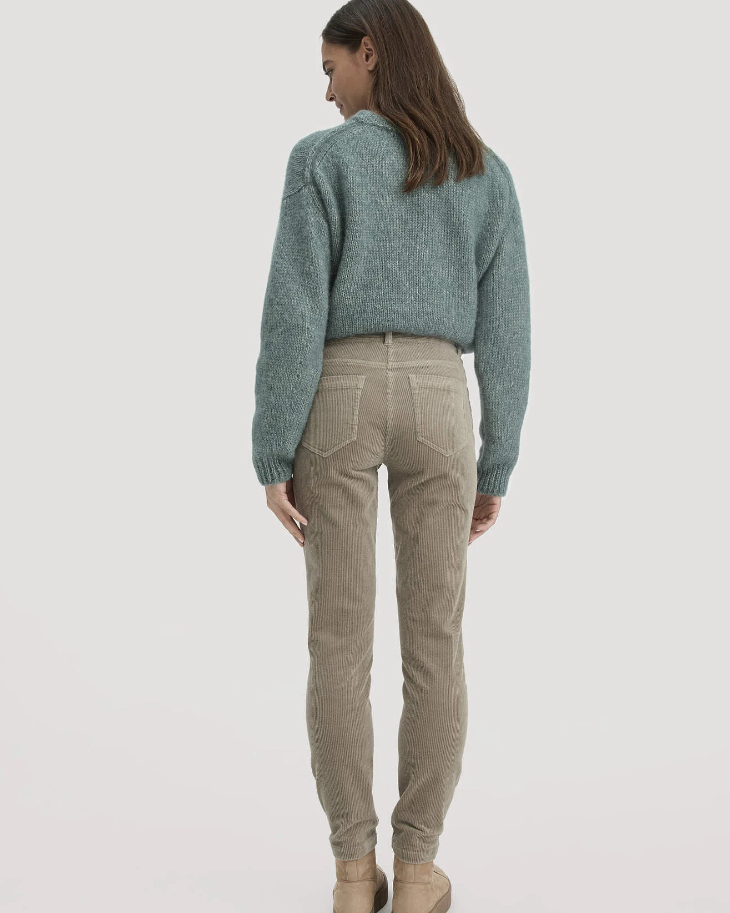 hessnatur Damen Cordhose Slim Leg Regular aus Bio-Baumwolle - beige - Größe 34 – Ansicht 2