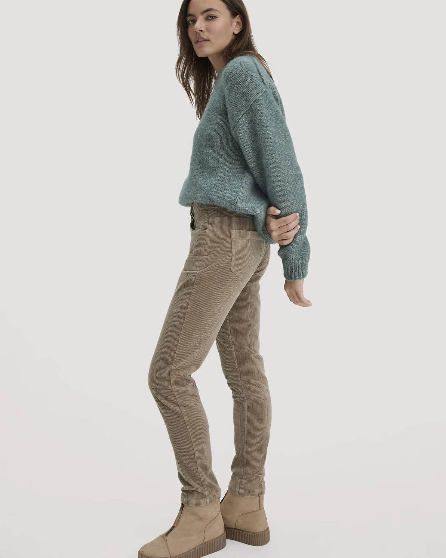 hessnatur Damen Cordhose Slim Leg Regular aus Bio-Baumwolle - beige - Größe 48 – Ansicht 4