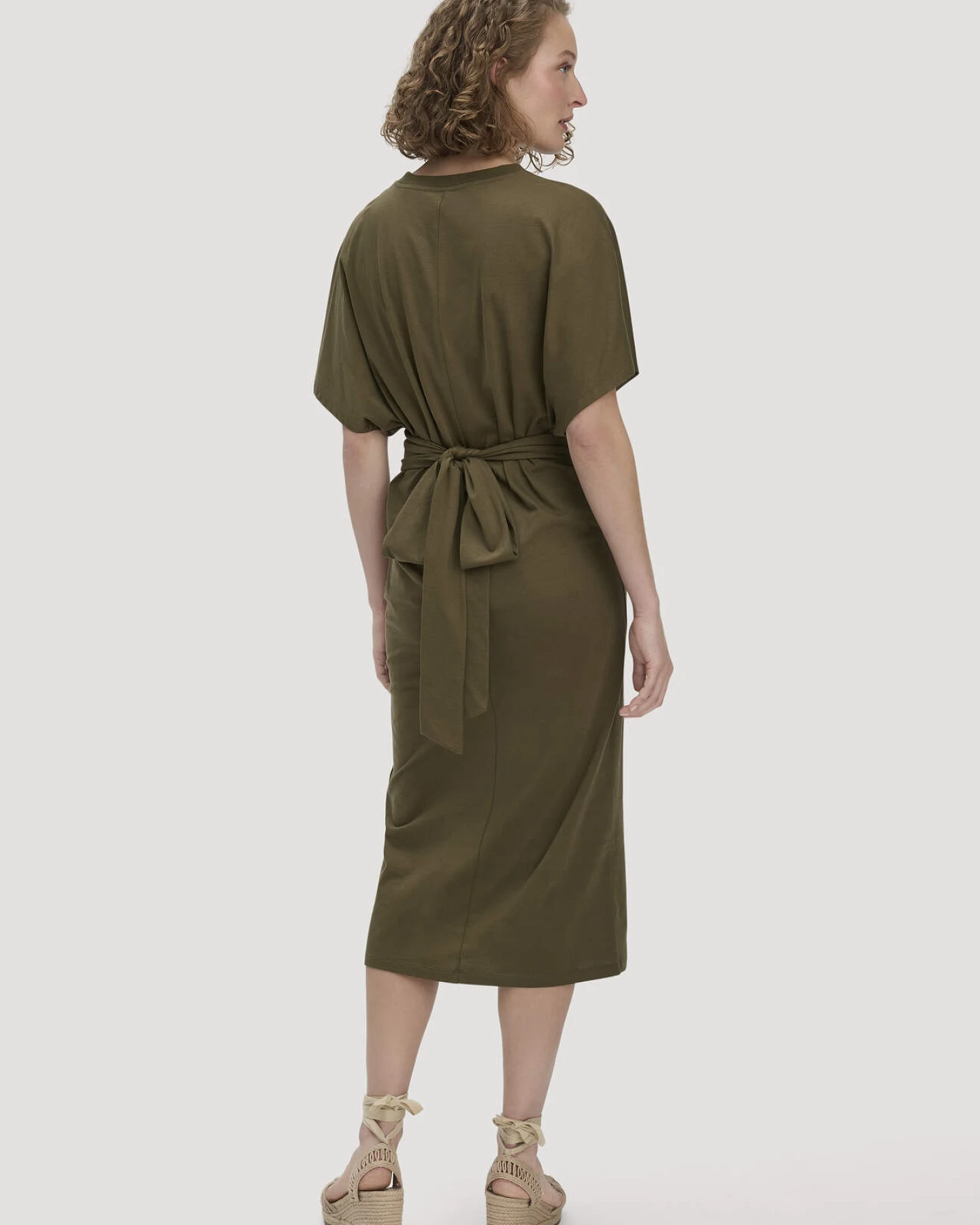 hessnatur Damen Jersey Kleid Midi Oversize aus Bio-Baumwolle - grün - Größe 40 – Ansicht 2