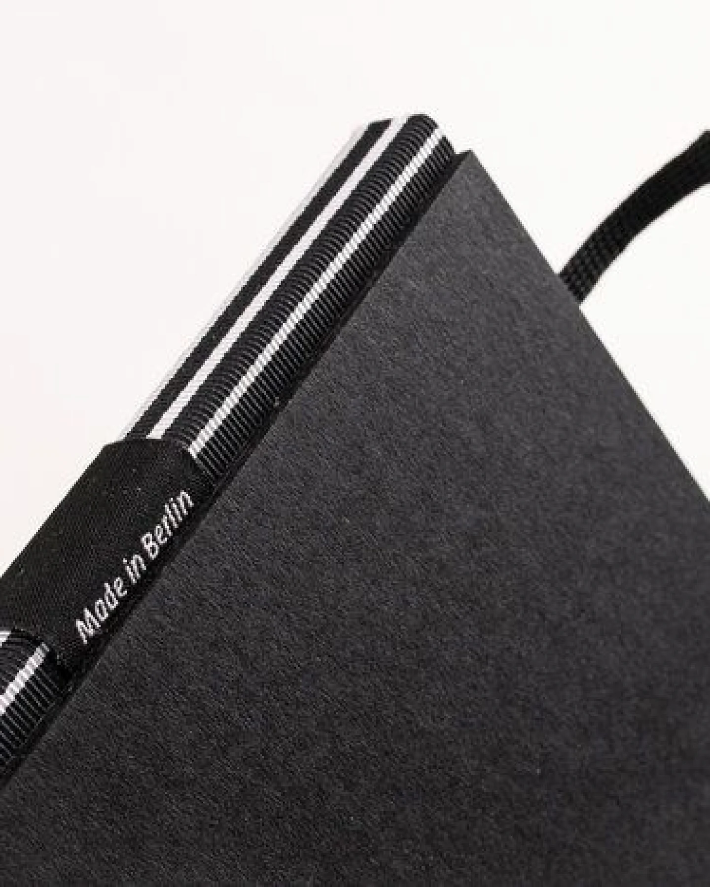 tyyp Notizbuch A5 schwarz – 100% Recyclingpapier – handmade in Germany – BerlinBook – Ansicht 3