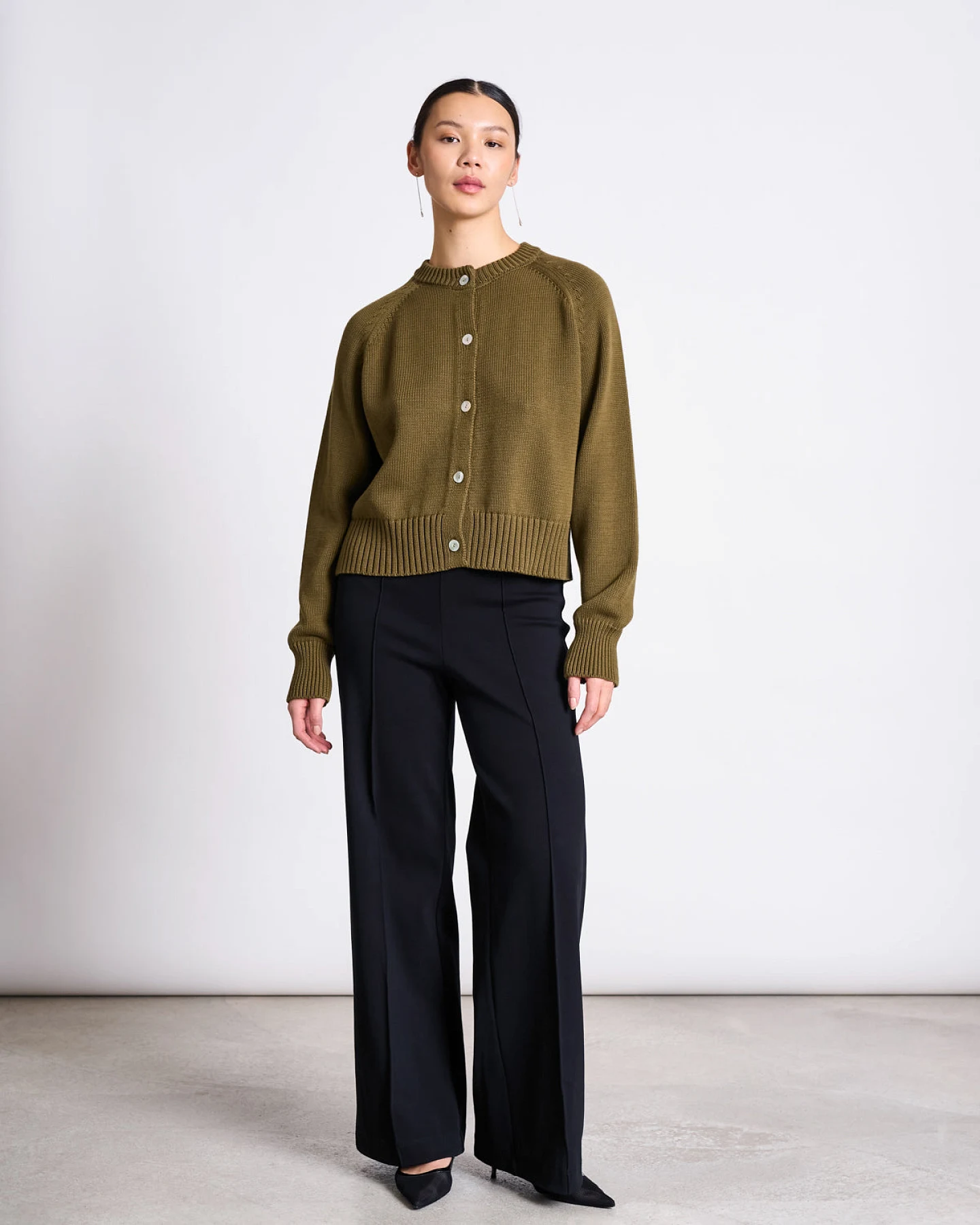 JAN 'N JUNE Damen vegan Strickjacke Relaxed Crewneck Sivia Woody Olive – Ansicht 2