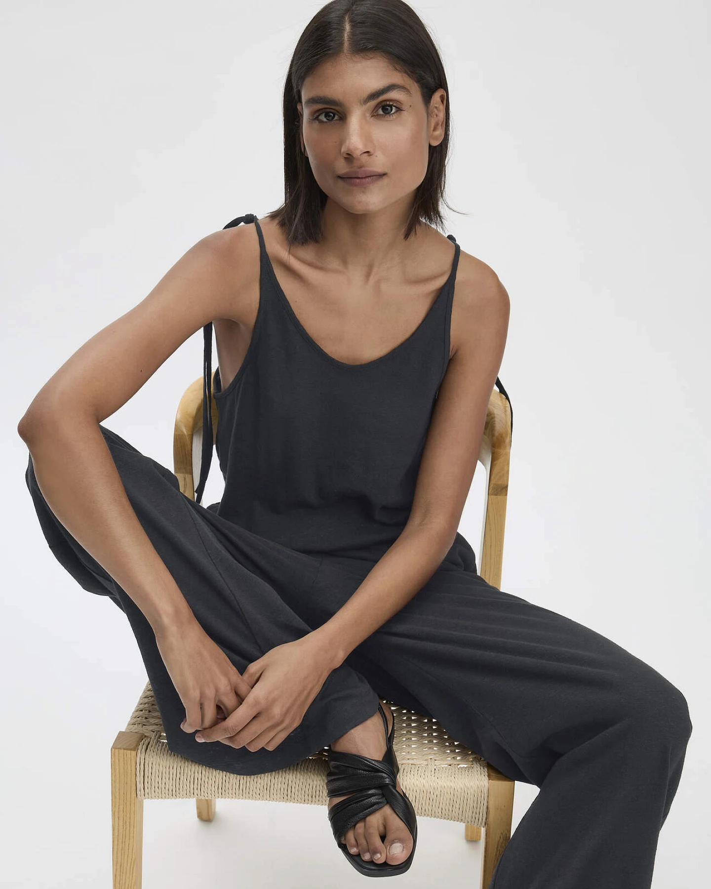 hessnatur Damen Jersey Jumpsuit Relaxed aus Leinen und Bio-Baumwolle - schwarz - Größe 44 – Ansicht 4