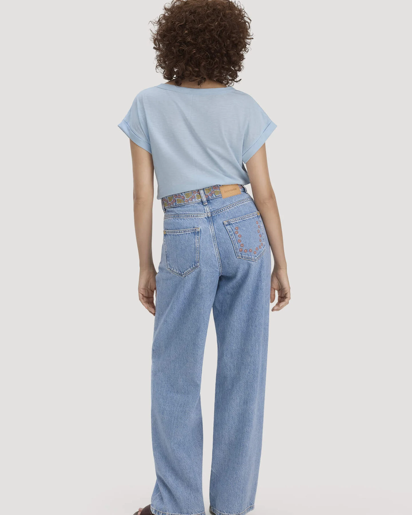 hessnatur Damen Jeans ALVA Wide Leg Embroidery aus Bio-Baumwolle mit TENCEL™ Lyocell - blau - Größe 26/32 – Ansicht 2