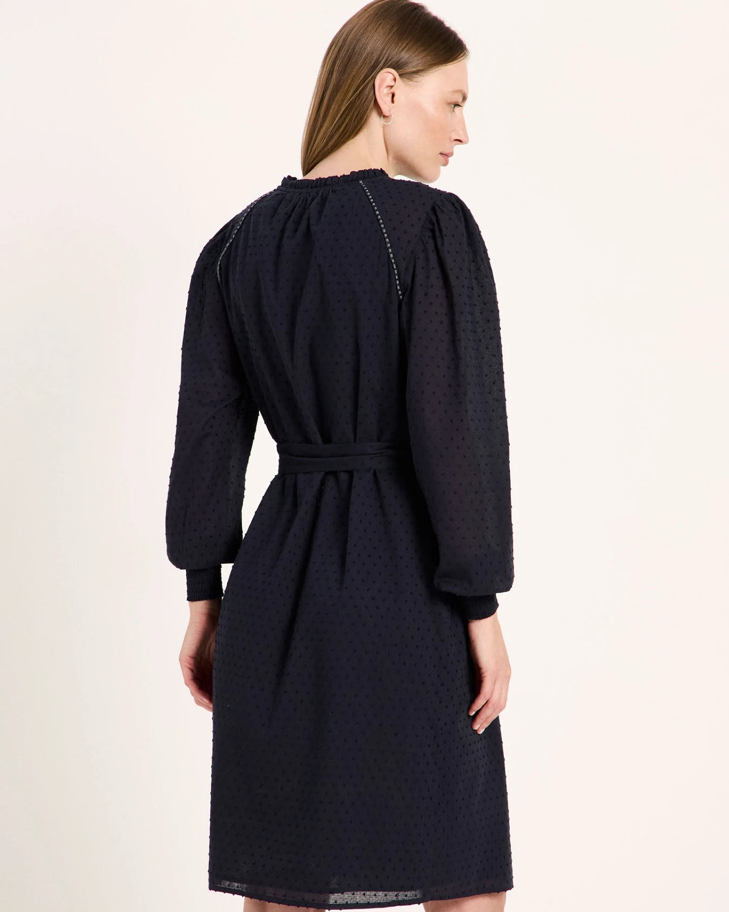 Kleid mit Kräuseln – Ansicht 4