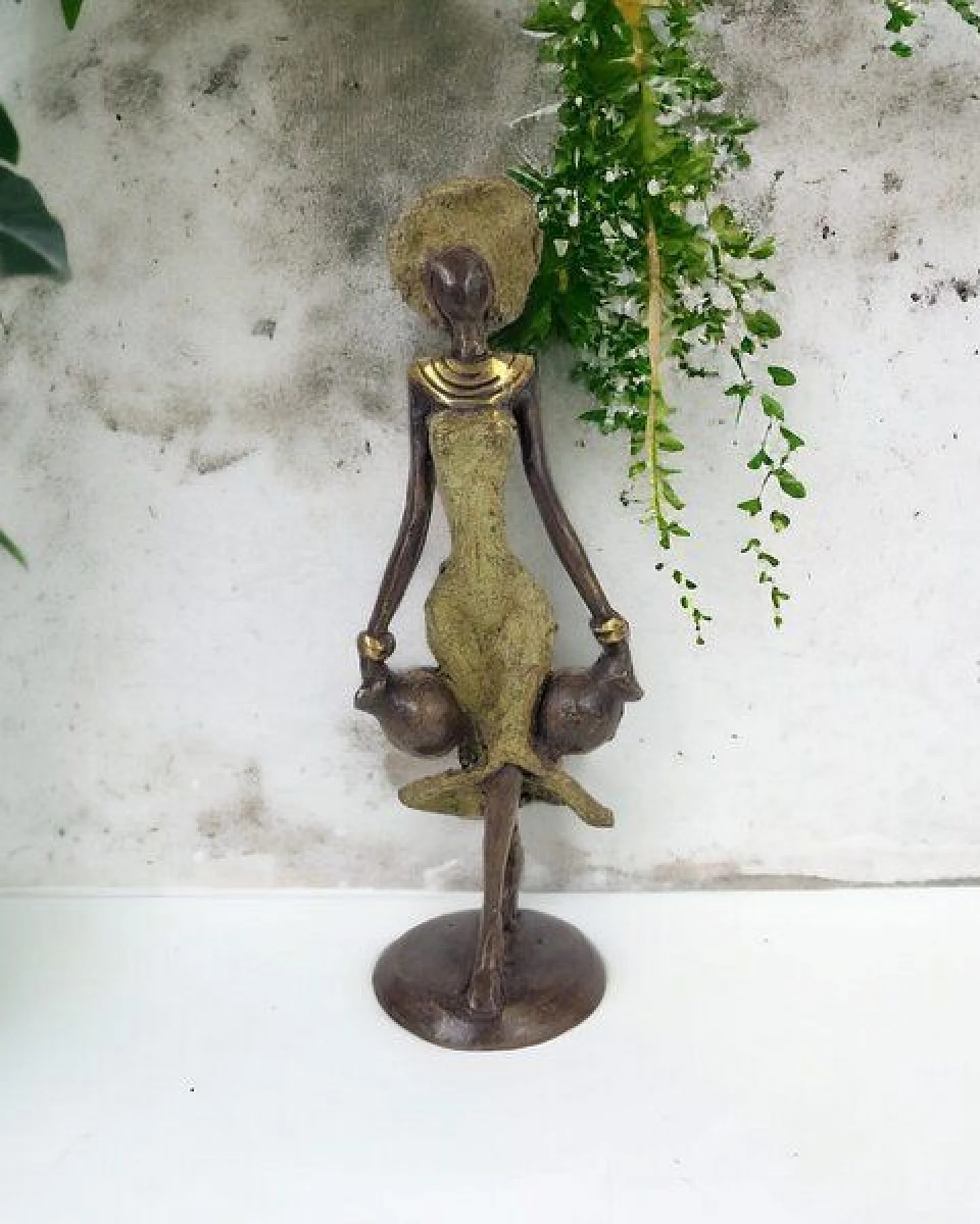Moogoo Creative Africa Bronze-Skulptur "Frau mit zwei Amphoren" by Soré – Ansicht 2