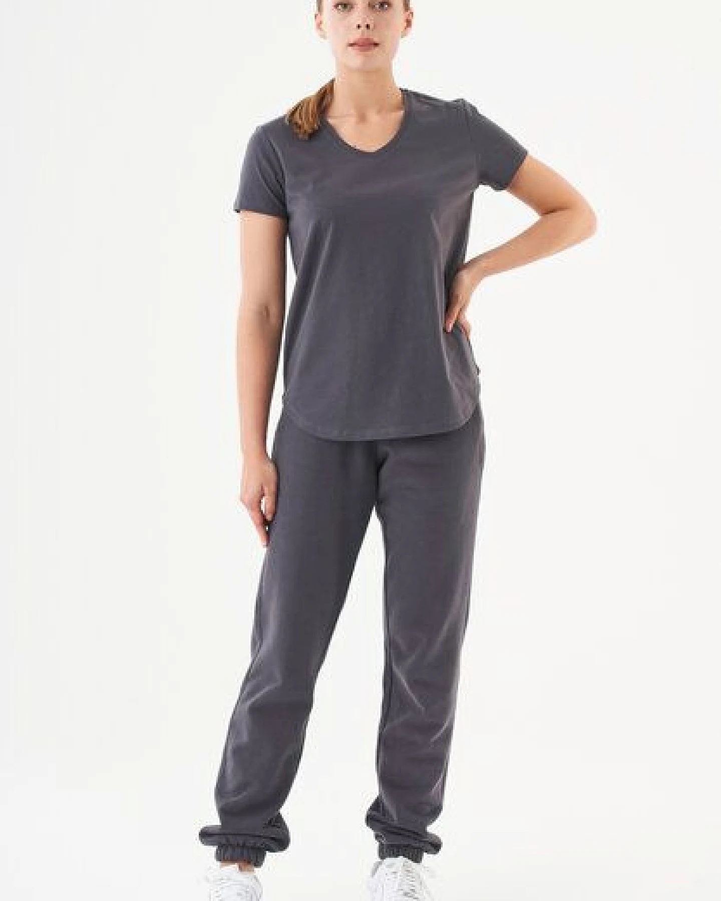 ORGANICATION ESSENTIALS-TUBA- Basic T-Shirt aus Bio-Baumwolle mit V-Ausschnitt – Ansicht 2