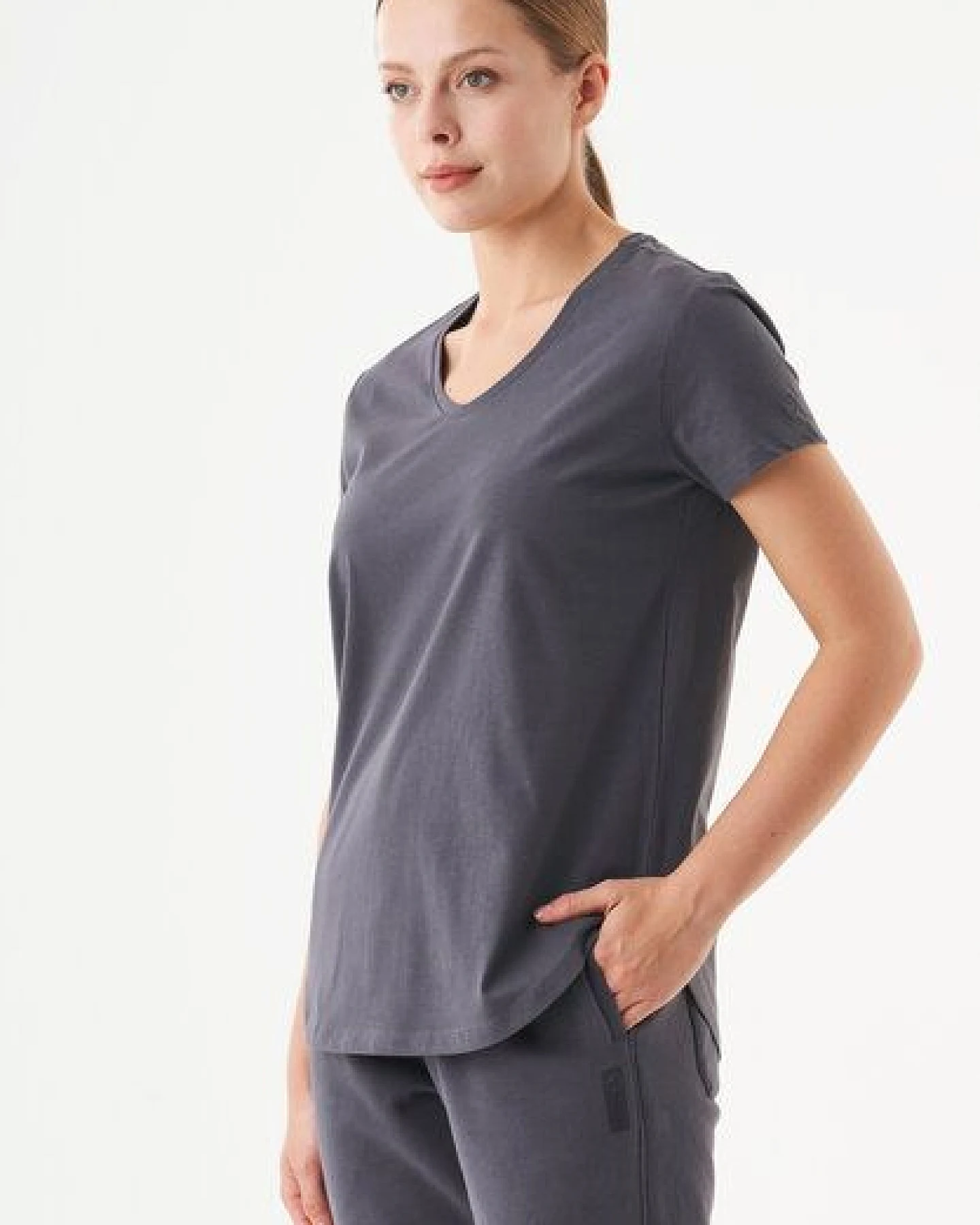 ORGANICATION ESSENTIALS-TUBA- Basic T-Shirt aus Bio-Baumwolle mit V-Ausschnitt – Ansicht 3