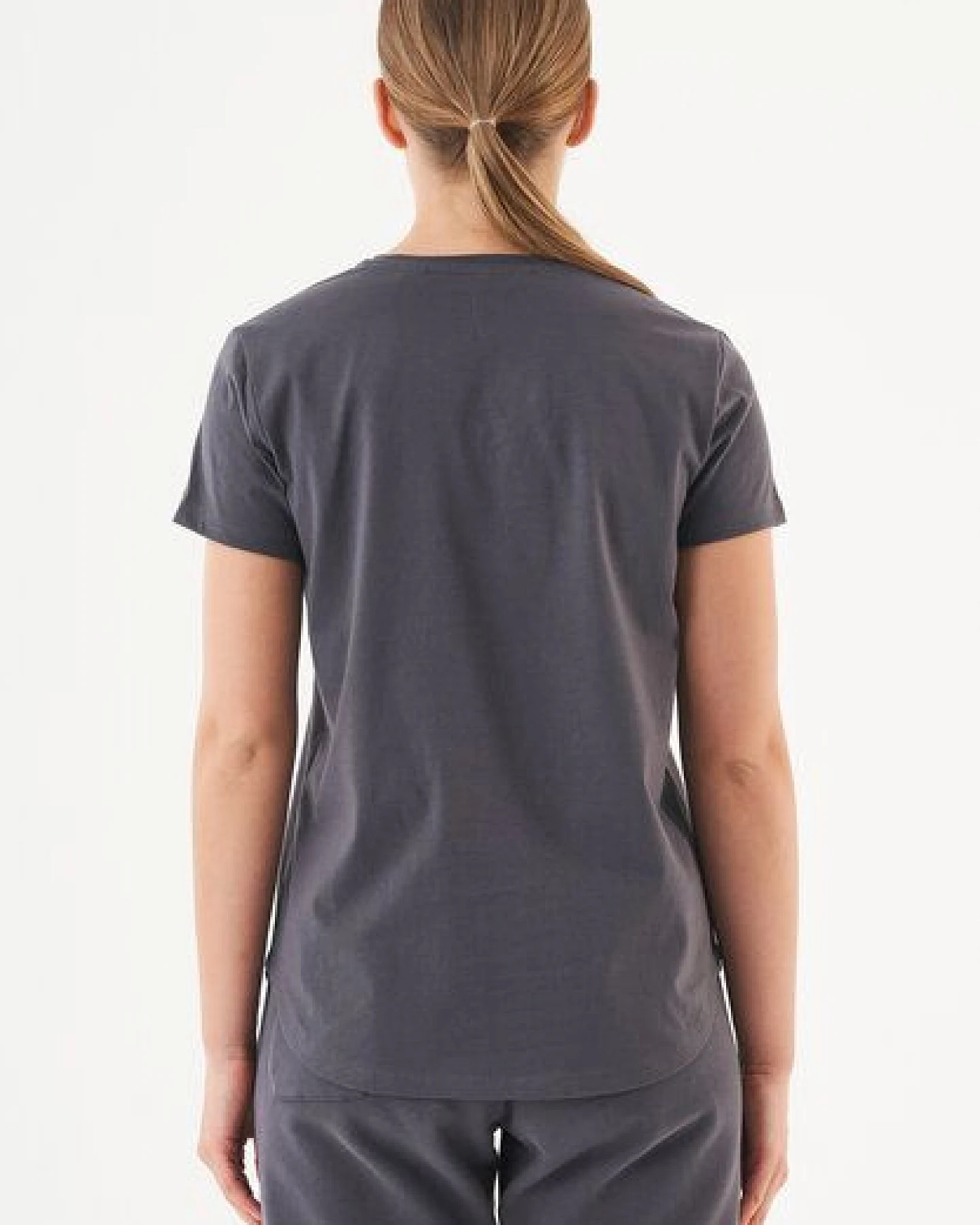 ORGANICATION ESSENTIALS-TUBA- Basic T-Shirt aus Bio-Baumwolle mit V-Ausschnitt – Ansicht 4