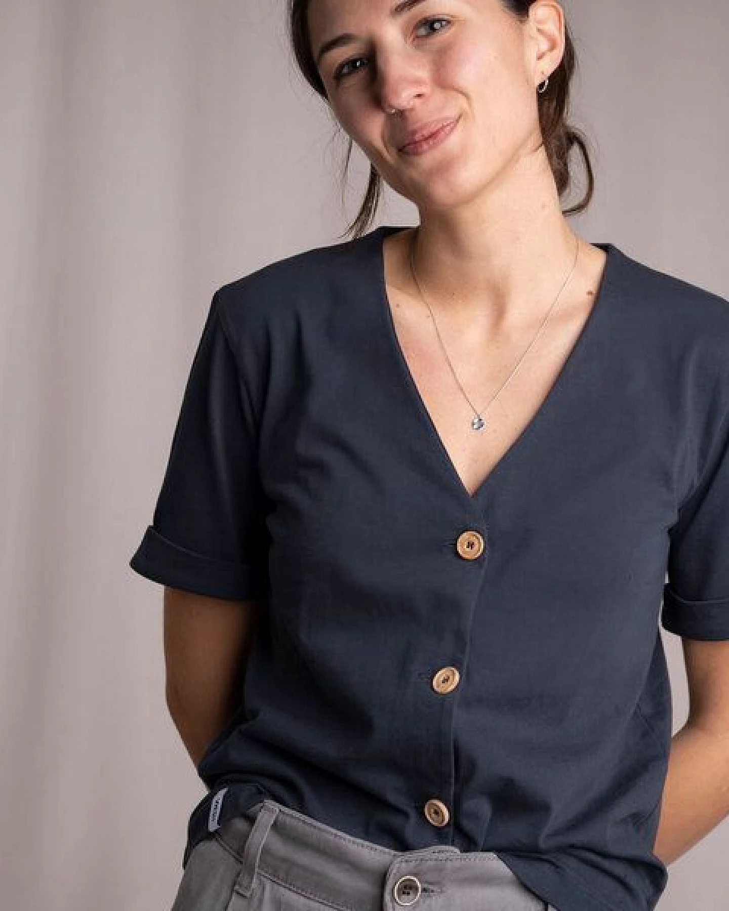 Vresh Clothing Josevine - Button T-Shirt aus Biobaumwolle – Ansicht 3