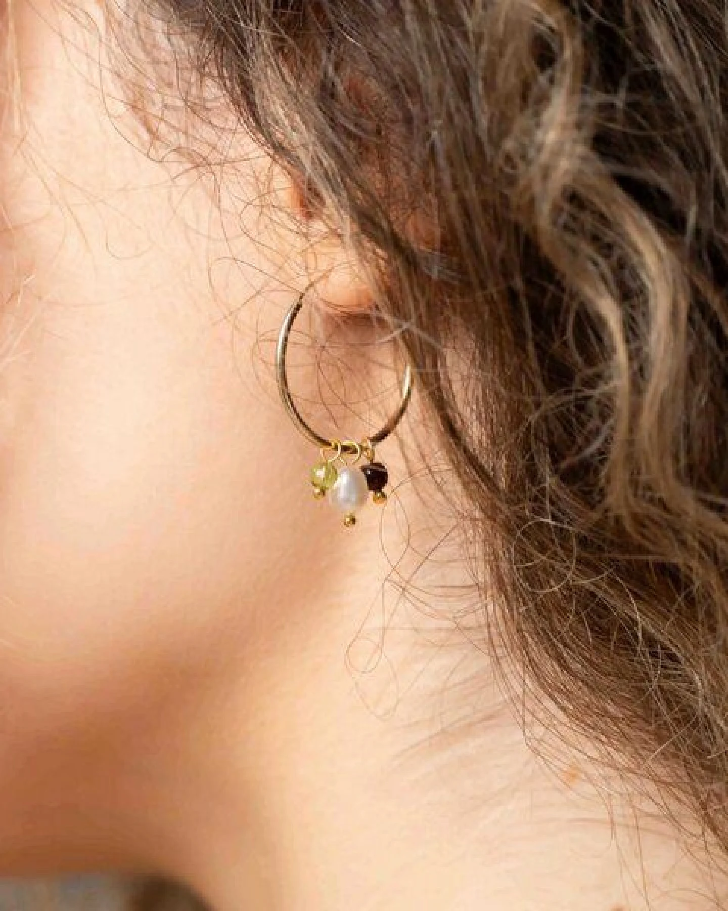 fejn jewelry Creole 'triple gemstone hoop' mit Perlen und Halbedelsteinen – Ansicht 2