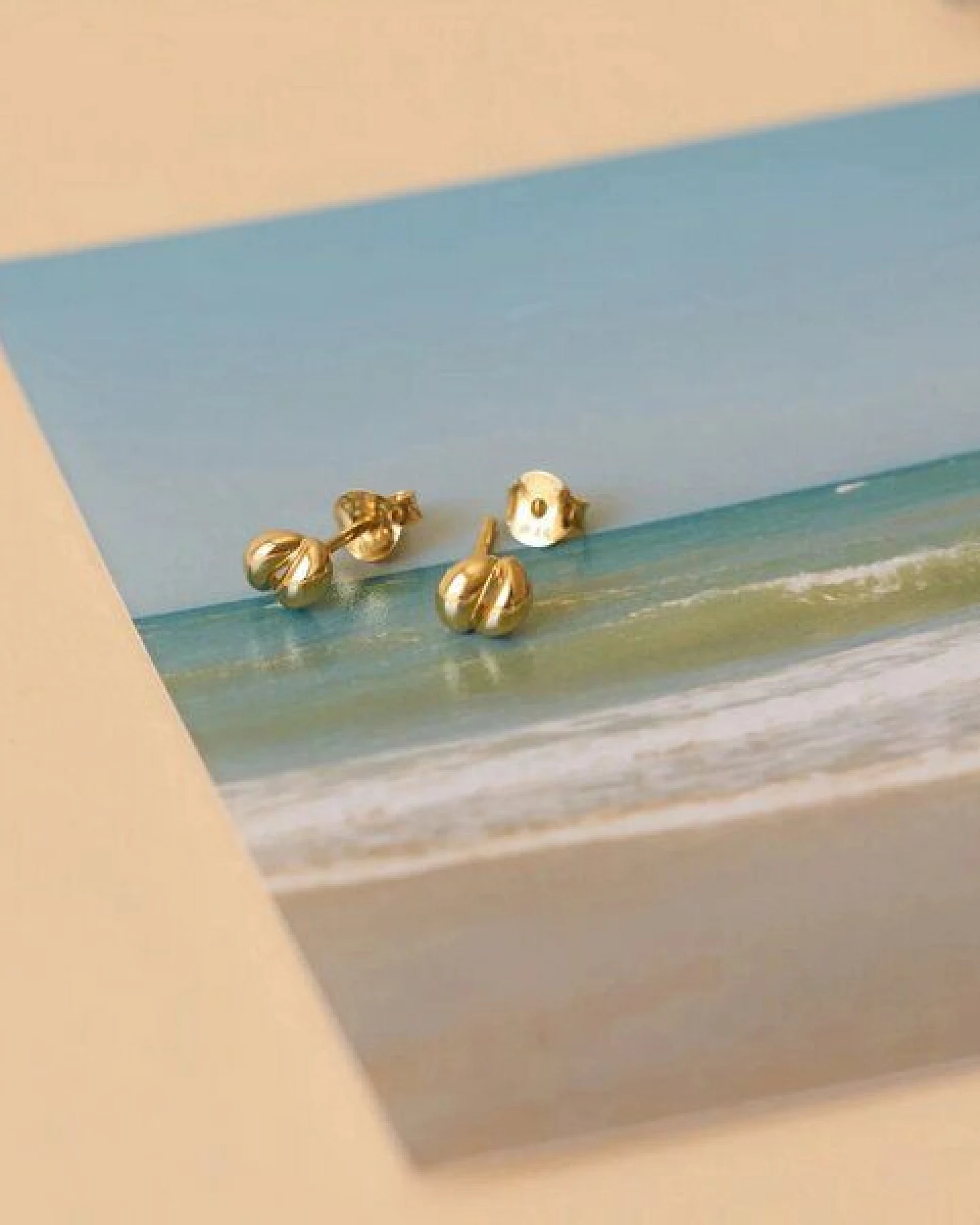 fejn jewelry Ohrstecker 'snail stud' im minimalistischem Design – Ansicht 2