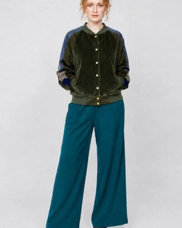 ein garten Studios College Jacke aus Baumwollsamt & TENCEL – soft, sportlich, bewusst