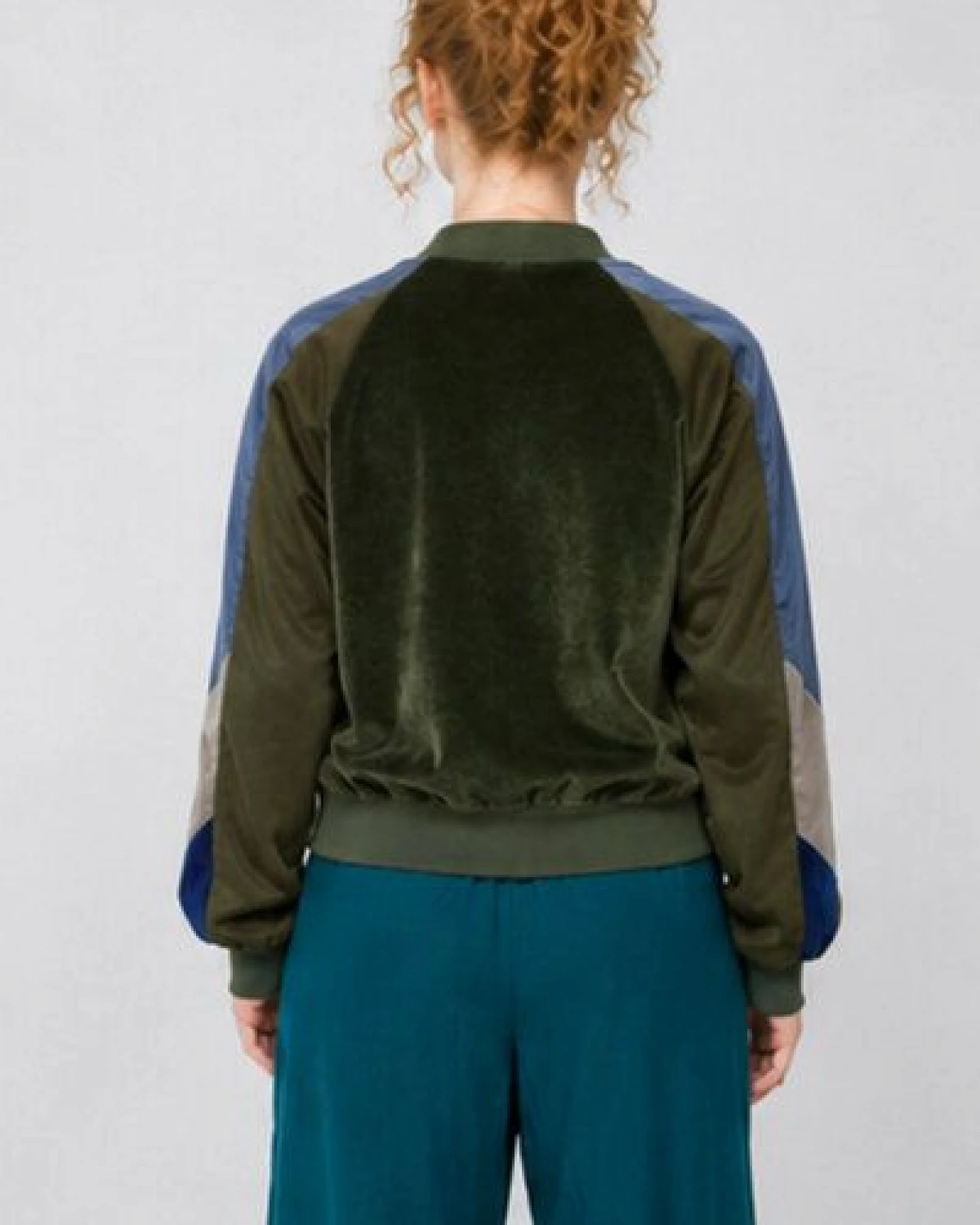 ein garten Studios College Jacke aus Baumwollsamt & TENCEL – soft, sportlich, bewusst – Ansicht 3