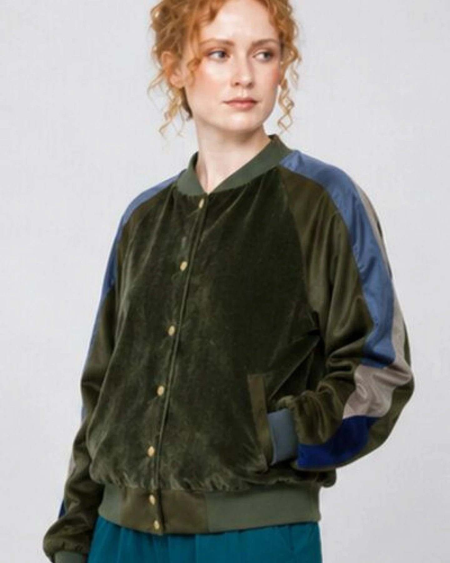 ein garten Studios College Jacke aus Baumwollsamt & TENCEL – soft, sportlich, bewusst – Ansicht 4