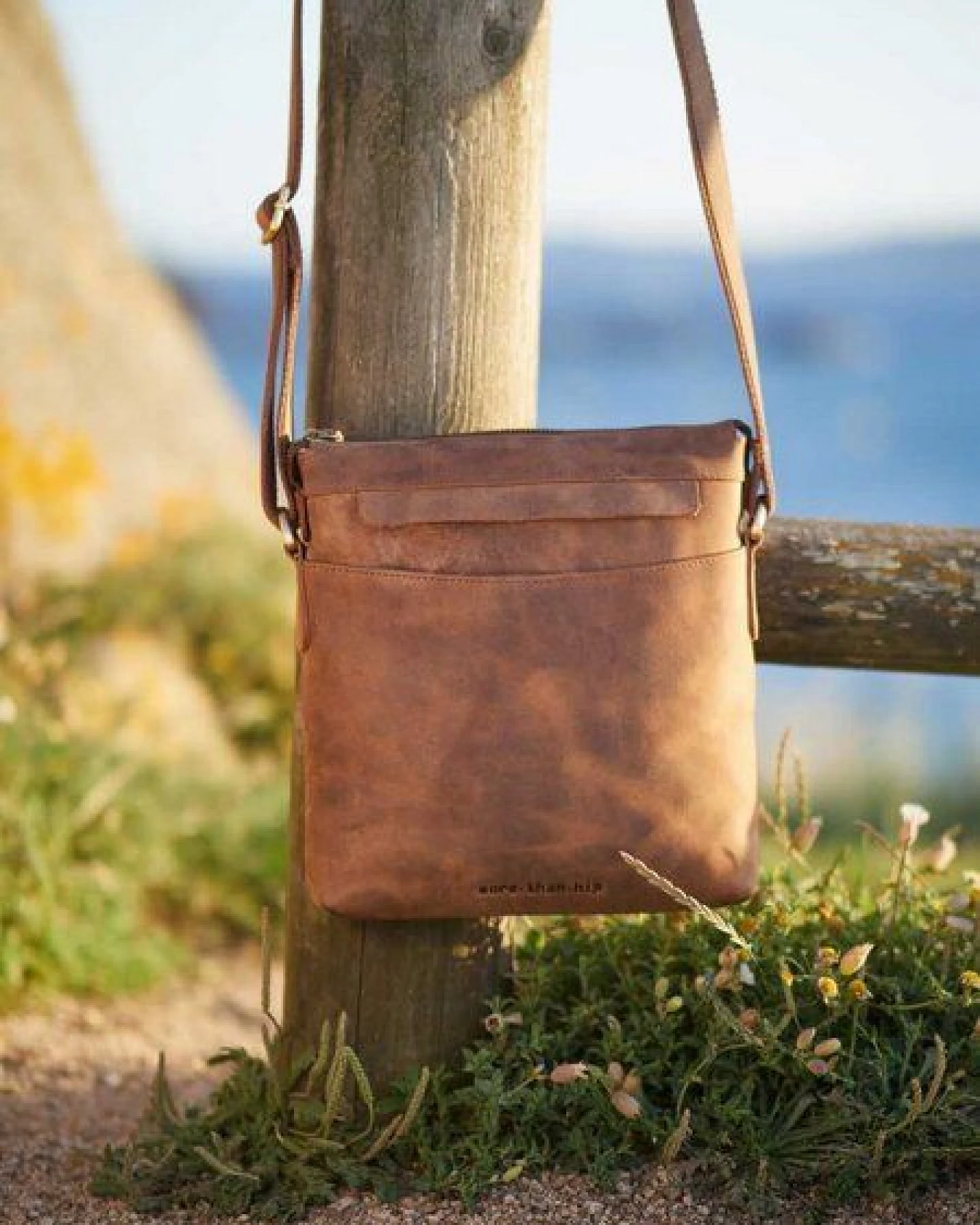 MoreThanHip Umhängetasche aus mattbraunem Vintage-Öko-Leder - Basil – Ansicht 2